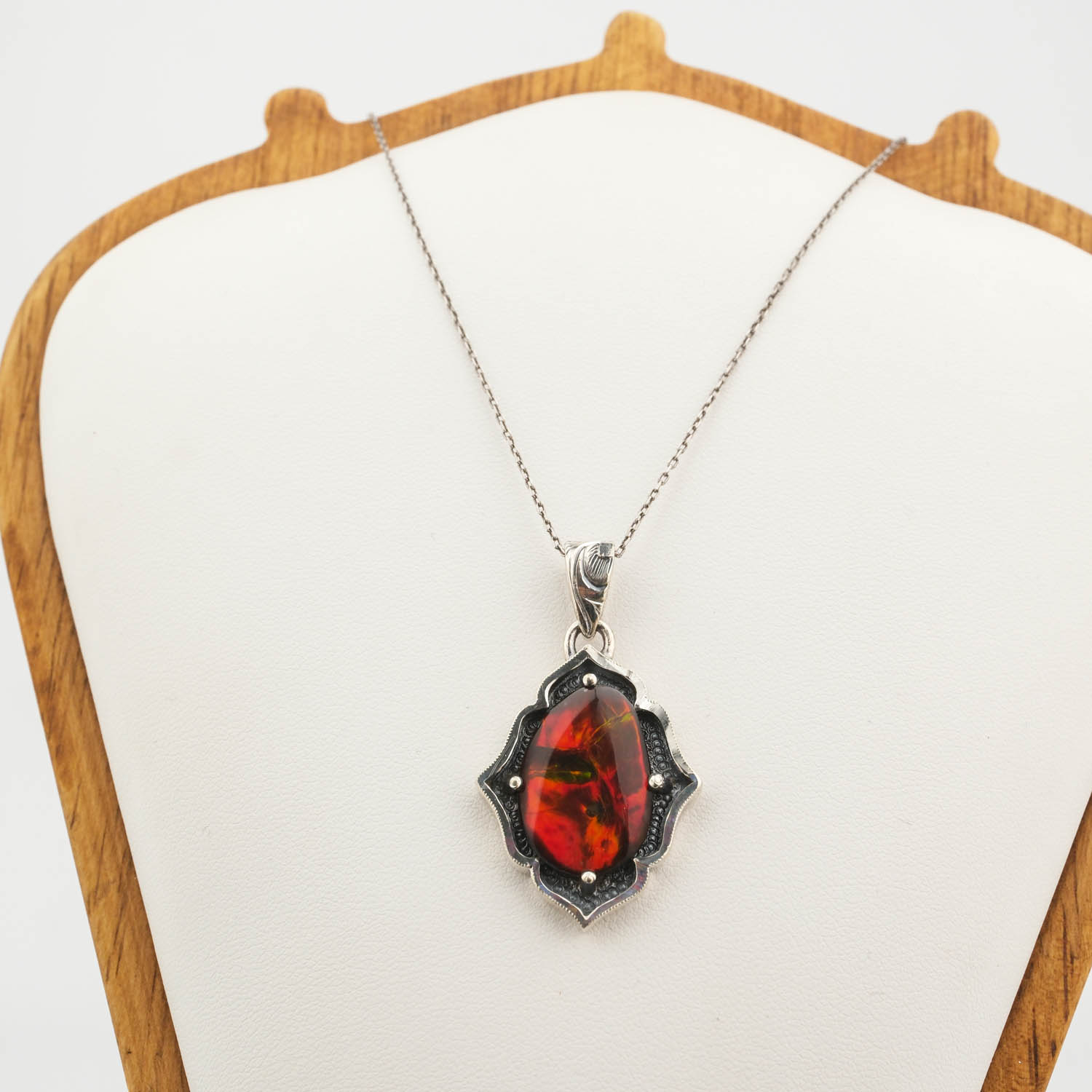 handgefertigte-silberhalskette-ammonit-bodrial-opall Halskette aus 925er Sterlingsilber mit einem originalen Ammonit-Bodrial-Opal-Naturstein mit roten und grünen feurigen Reflexen und detaillierten handgefertigten Motiven.