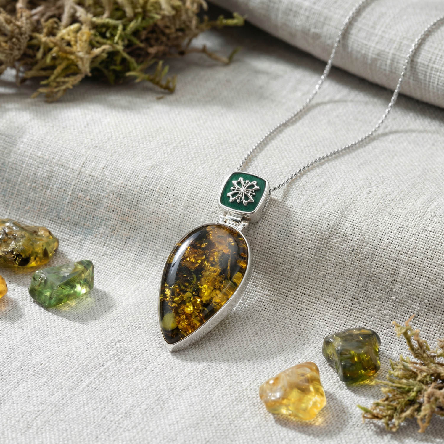 koleksiyonluk-damla-kehribar-gumus-kolye Handgefertigte Sammler-Halskette aus 925er Sterlingsilber mit einem tropfenförmigen originalen Naturbernstein, verziert mit dunkelgrüner Emaillearbeit und eleganten Silbermotiven.