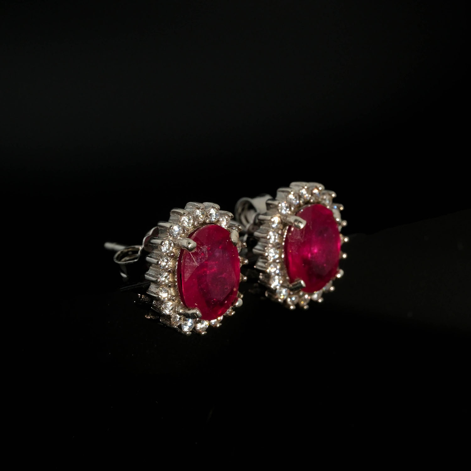 orecchini-pietra-naturale-rubino-argento-925-lusso Boucles d'oreilles de luxe en argent sterling 925 ornées de pierres de rubis rouge coupe ovale originales et d'un halo de zircon.