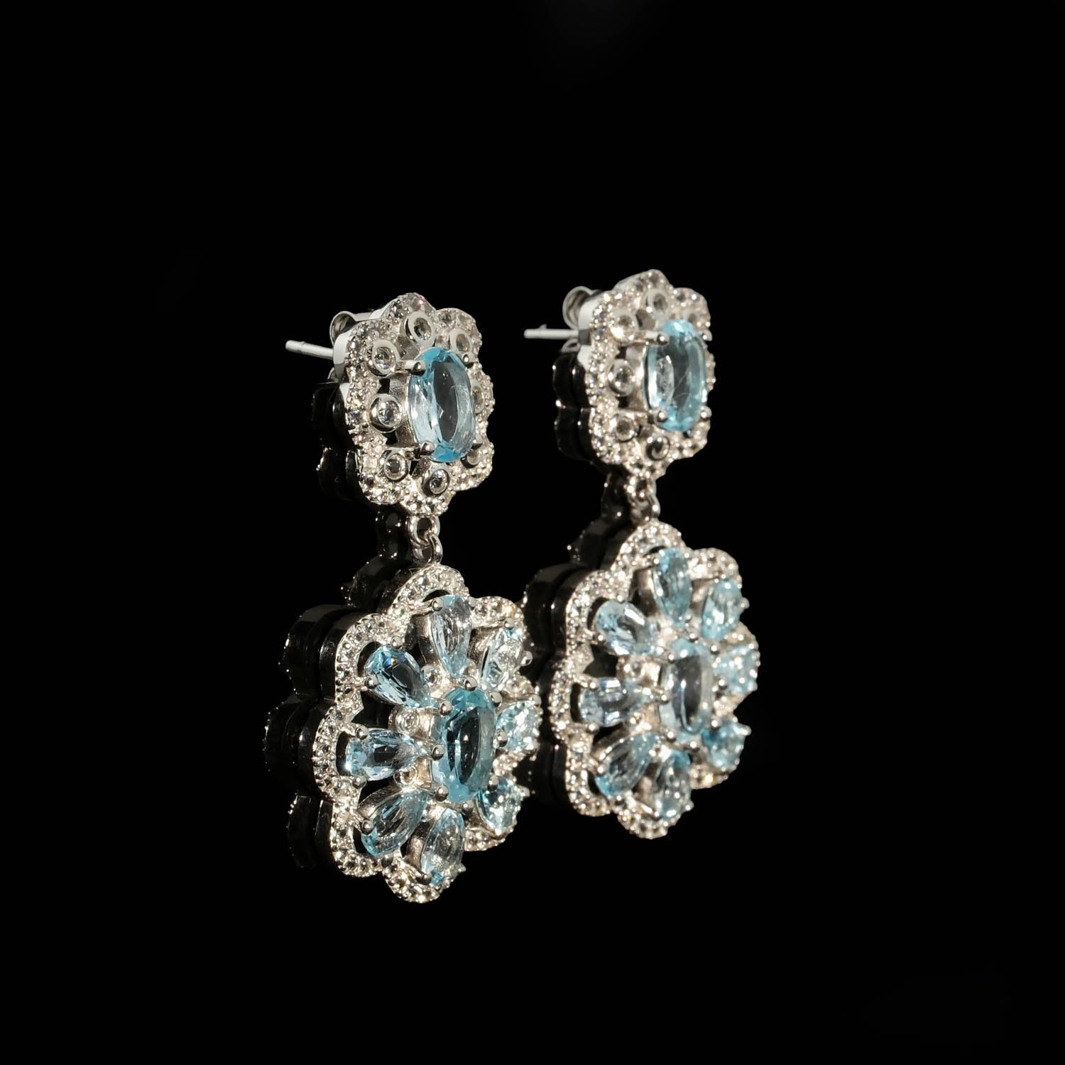 original-blue-topaz-natural-stone-925-silver-designer-earrings Orecchini di design di lusso in argento sterling 925 con pietre di topazio azzurro naturale a taglio sfaccettato in forma di fiore.