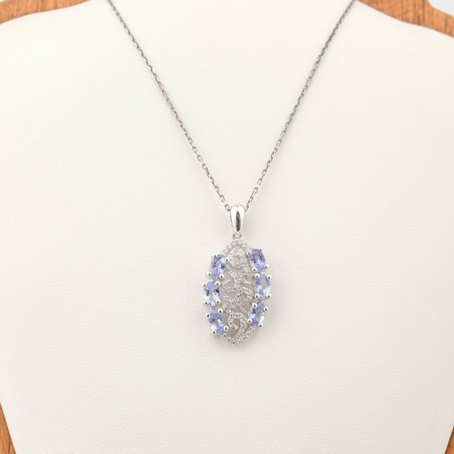 original-sapphire-natural-stone-925-silver-designer-necklace Colgante de diseño de lujo en plata de ley 925 con piedras de zafiro naturales de corte facetado ovalado y detalles de circonitas.