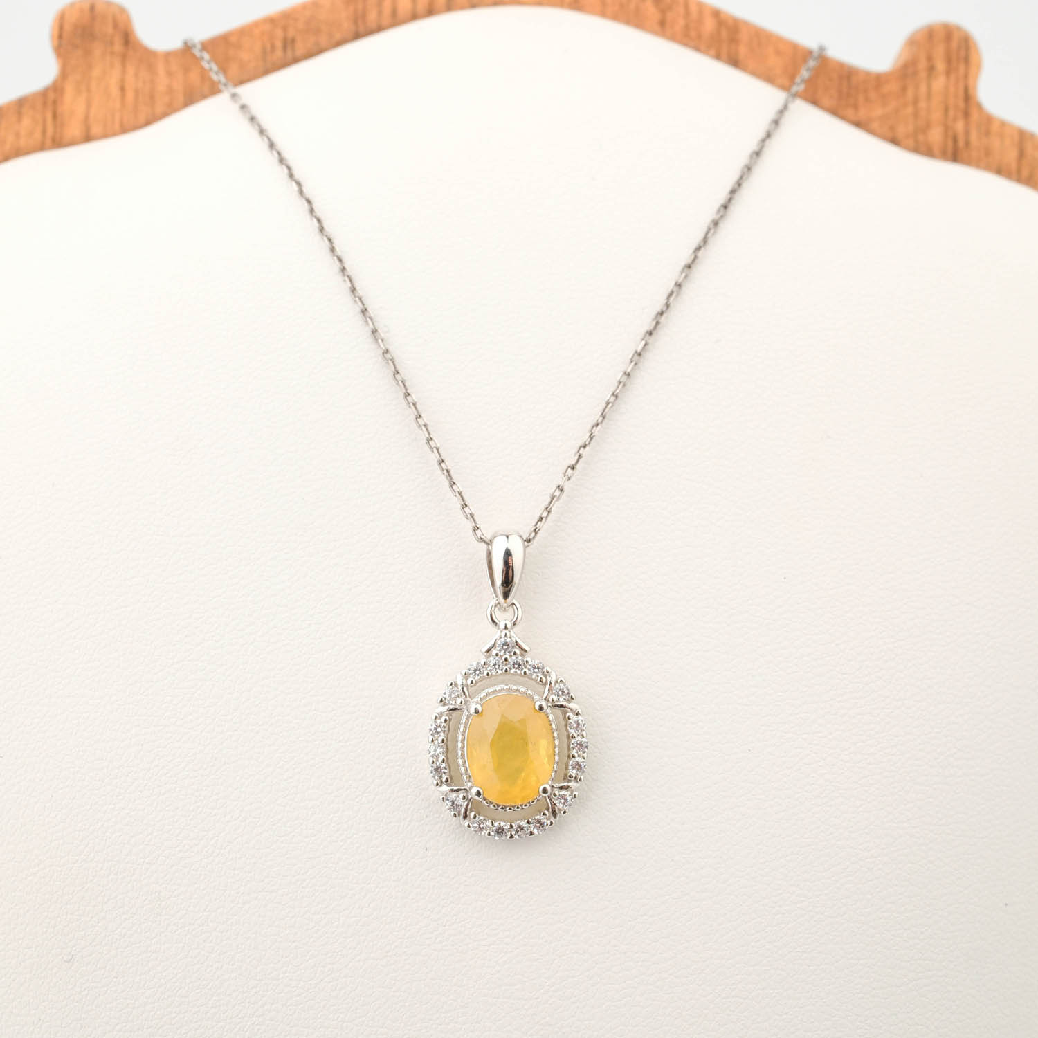 original-yellow-sapphire-natural-stone-925-silver-designer-necklace Colgante de diseno de lujo hecho de una piedra de zafiro amarillo natural de corte cabochon ovalado engastada en plata de ley 925 con halo de circonitas.