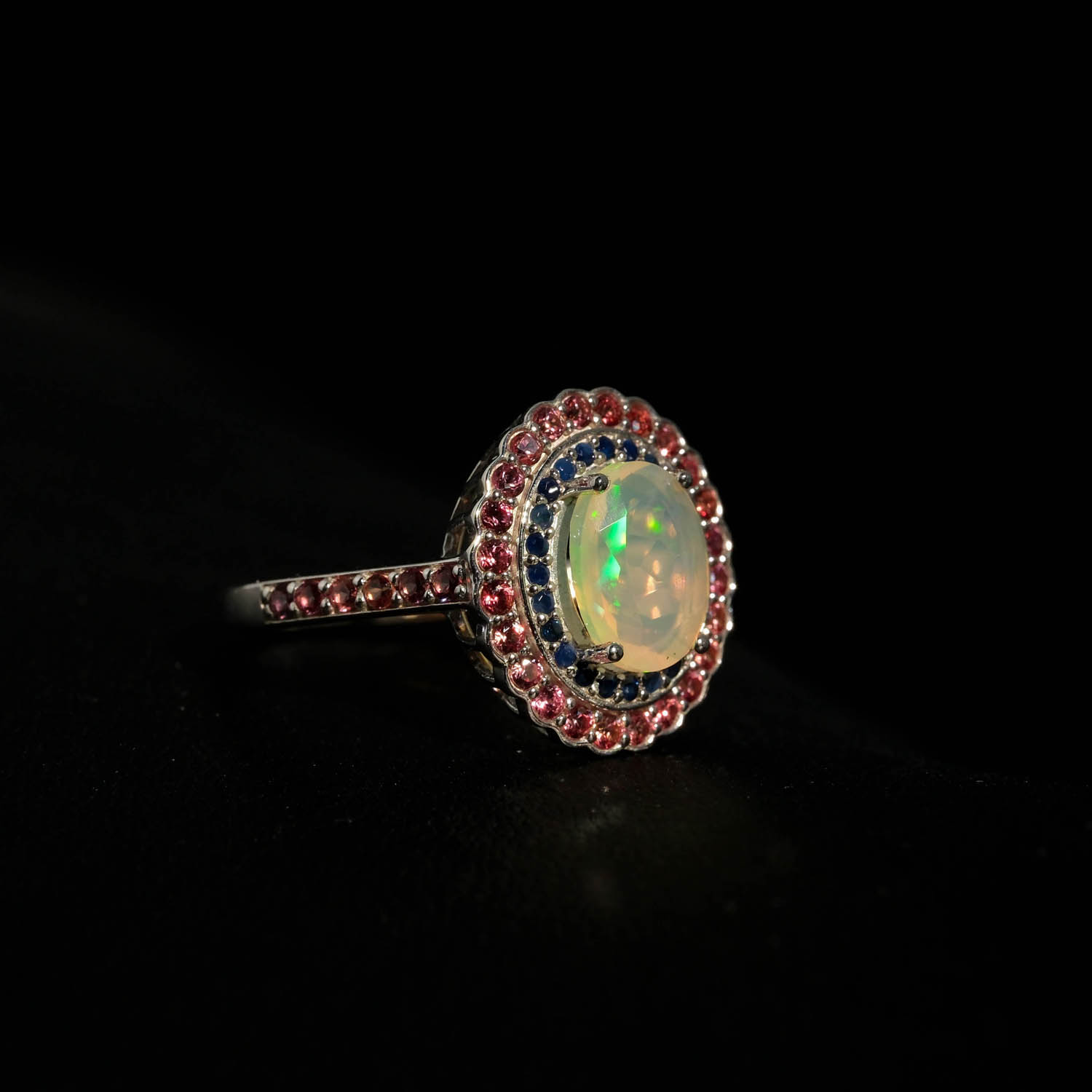 orijinal-opal-safir-ve-garnet-dogal-tas-gumus-set (2) طقم مجوهرات فاخر من الفضة الإسترليني عيار 925 يضم خاتماً وأقراطاً وقلادة مرصعة بالأوبال الكابوشون والياقوت الأزرق والجارنيت الوردي.