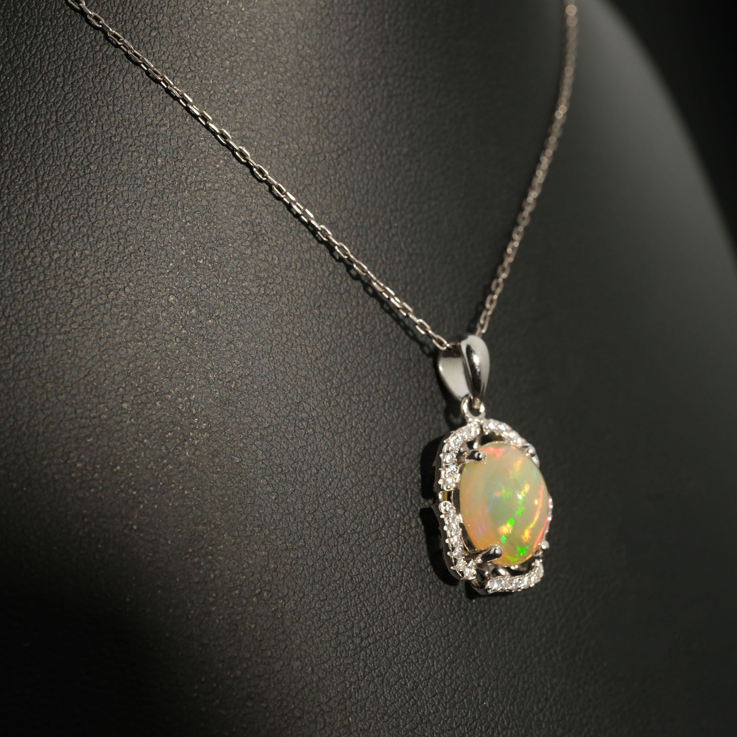 pendentif-pierre-naturelle-opale-argent-925-luxe Pendentif de luxe en argent sterling 925 orné d'une pierre d'opale originale coupe cabochon ovale et d'un sarmal de zircon.