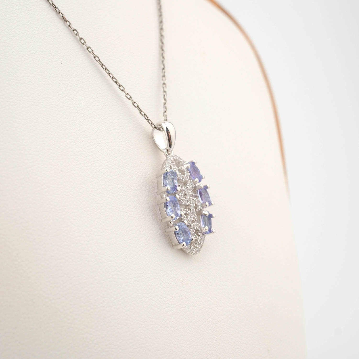 pendentif-pierre-naturelle-saphir-argent-925-luxe قلادة مصممة فاخرة من الفضة الإسترليني عيار 925 مرصعة بأحجار الياقوت الأزرق السافير الطبيعية المقطوعة بشكل بيضاوي.
