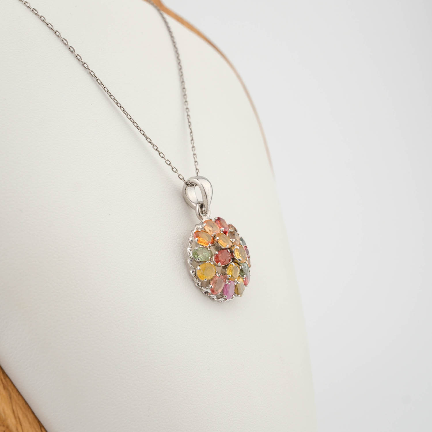 pendentif-pierre-naturelle-saphir-colore-argent-925 Colgante de diseño de lujo en plata de ley 925 con piedras de zafiro de colores naturales de corte facetado en forma de flor.