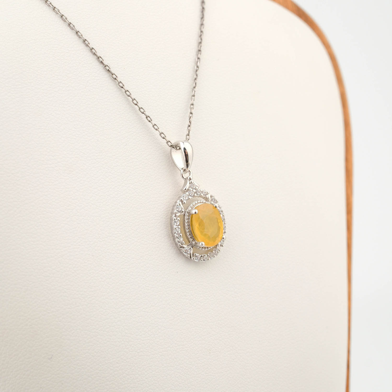 pendentif-pierre-naturelle-saphir-jaune-argent-925-luxe Pendentif de luxe en argent sterling 925 orne d'une pierre de saphir jaune originale coupe cabochon ovale avec halo de zircon.