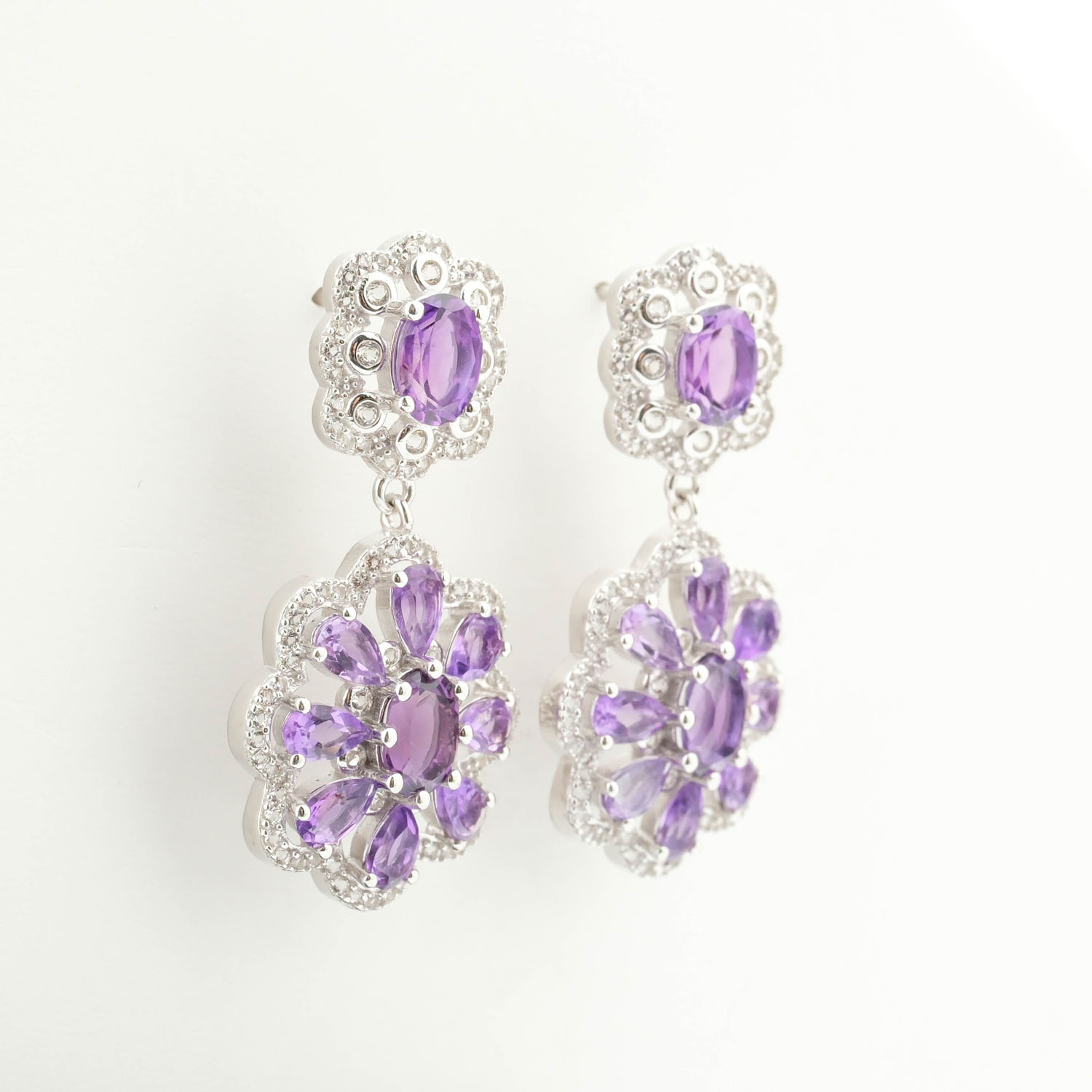 pendientes-piedra-natural-amatista-diseno-plata-925-elegante A luxury designer earrings featuring original faceted oval and teardrop purple amethyst gemstones set in 925 sterling silver with zircon accents.