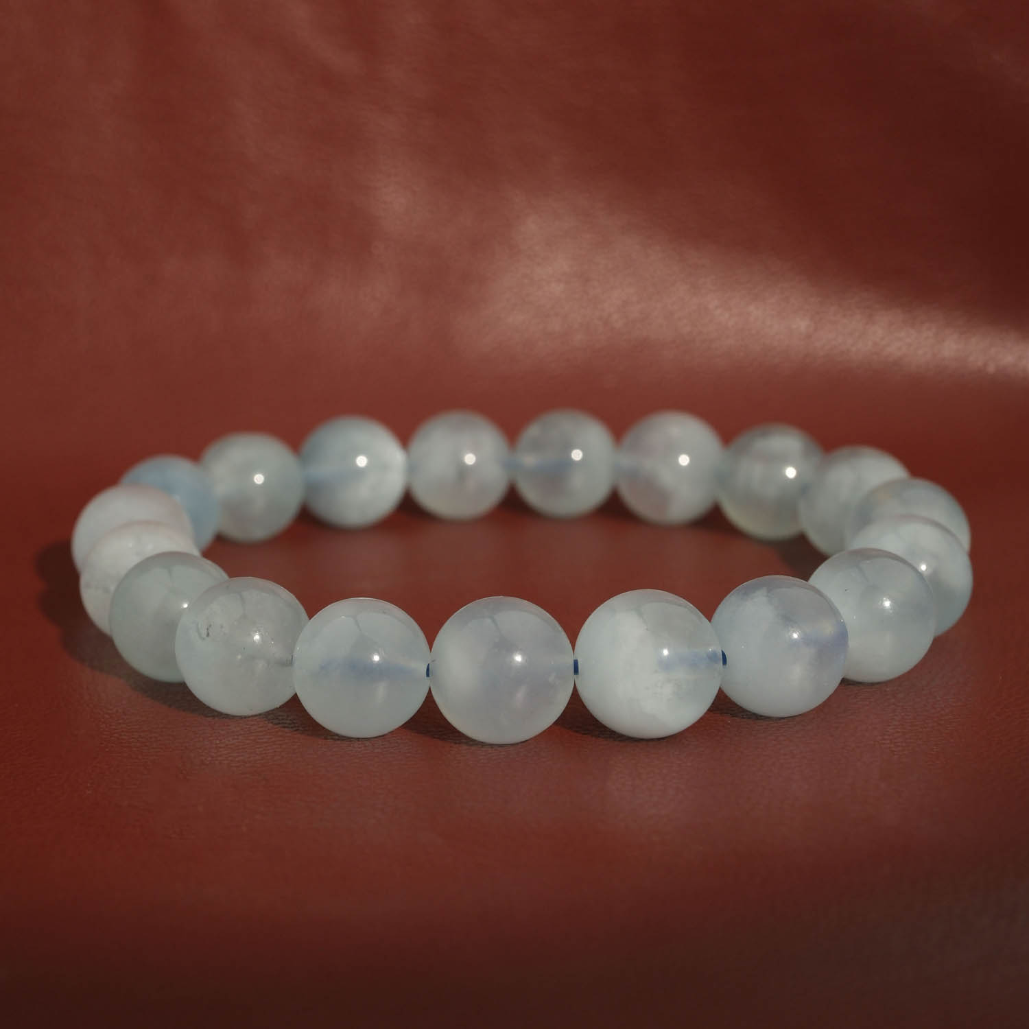 pulsera-piedra-natural-aguamarina-10mm-elegante Bracciale flessibile in pietra naturale realizzato con perle rotonde e lisce di acquamarina blu chiaro traslucido da 10-11mm.