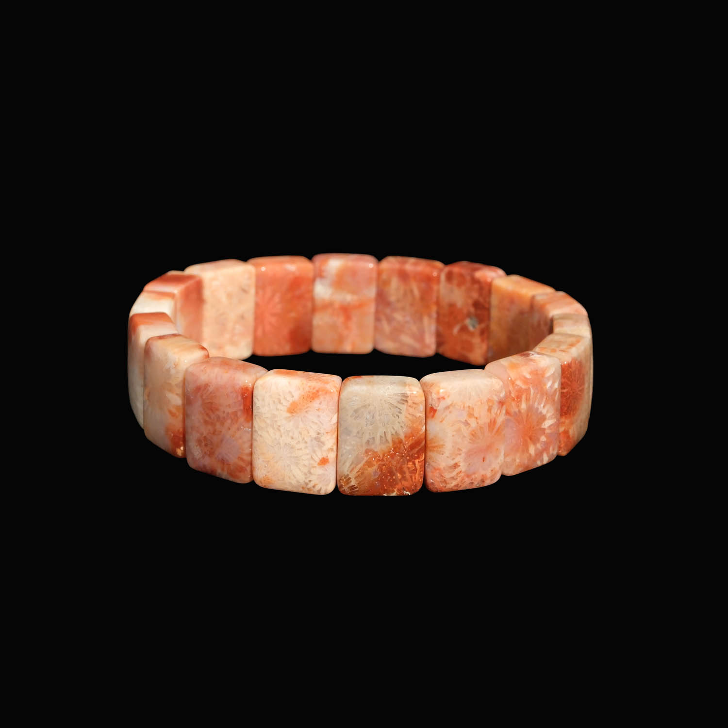 pulsera-piedra-natural-coral-corte-cuadrado-rolex سوار من حجر المرجان الأحفوري الطبيعي الأصلي بقصة مربعة رولكس بدرجات اللون البرتقالي والأبيض مع أنماط زهور طبيعية.