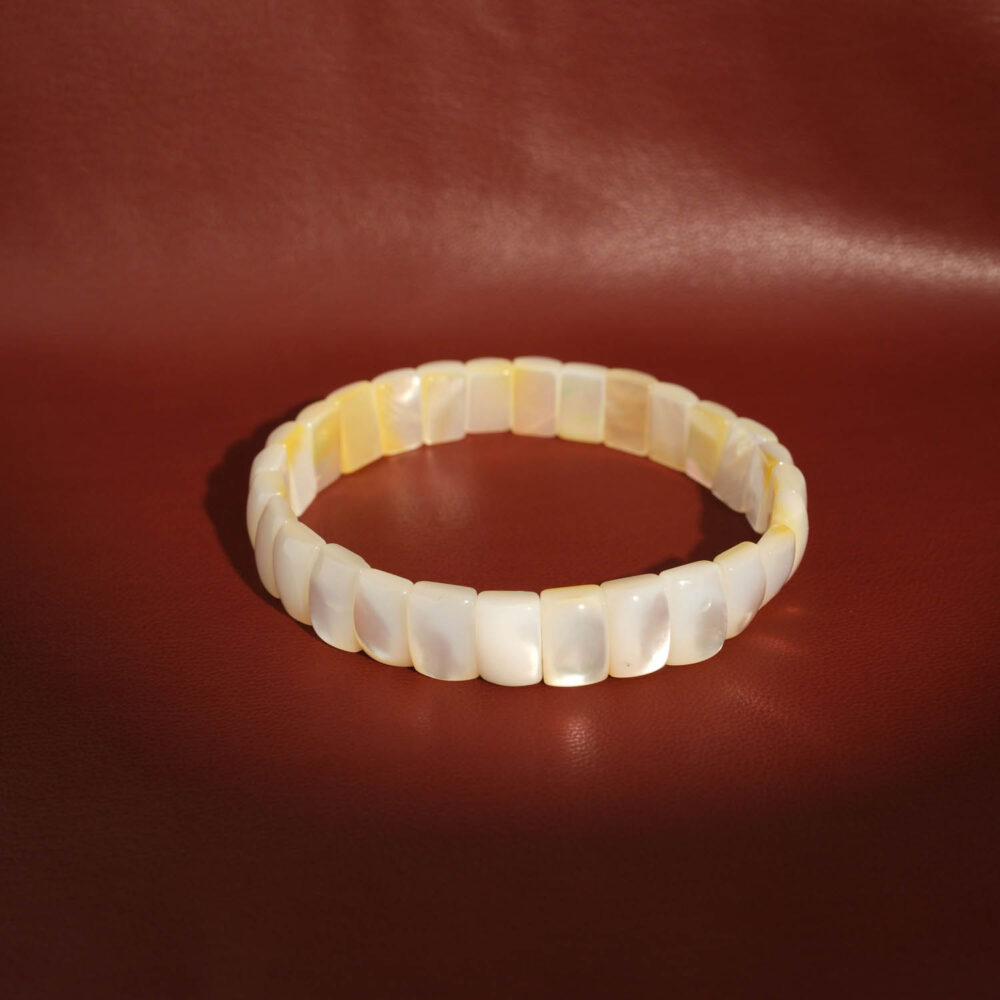Pulsera rolex de corte rectangular de nácar de océano original con destellos iridiscentes en tonos blanco perla y crema.