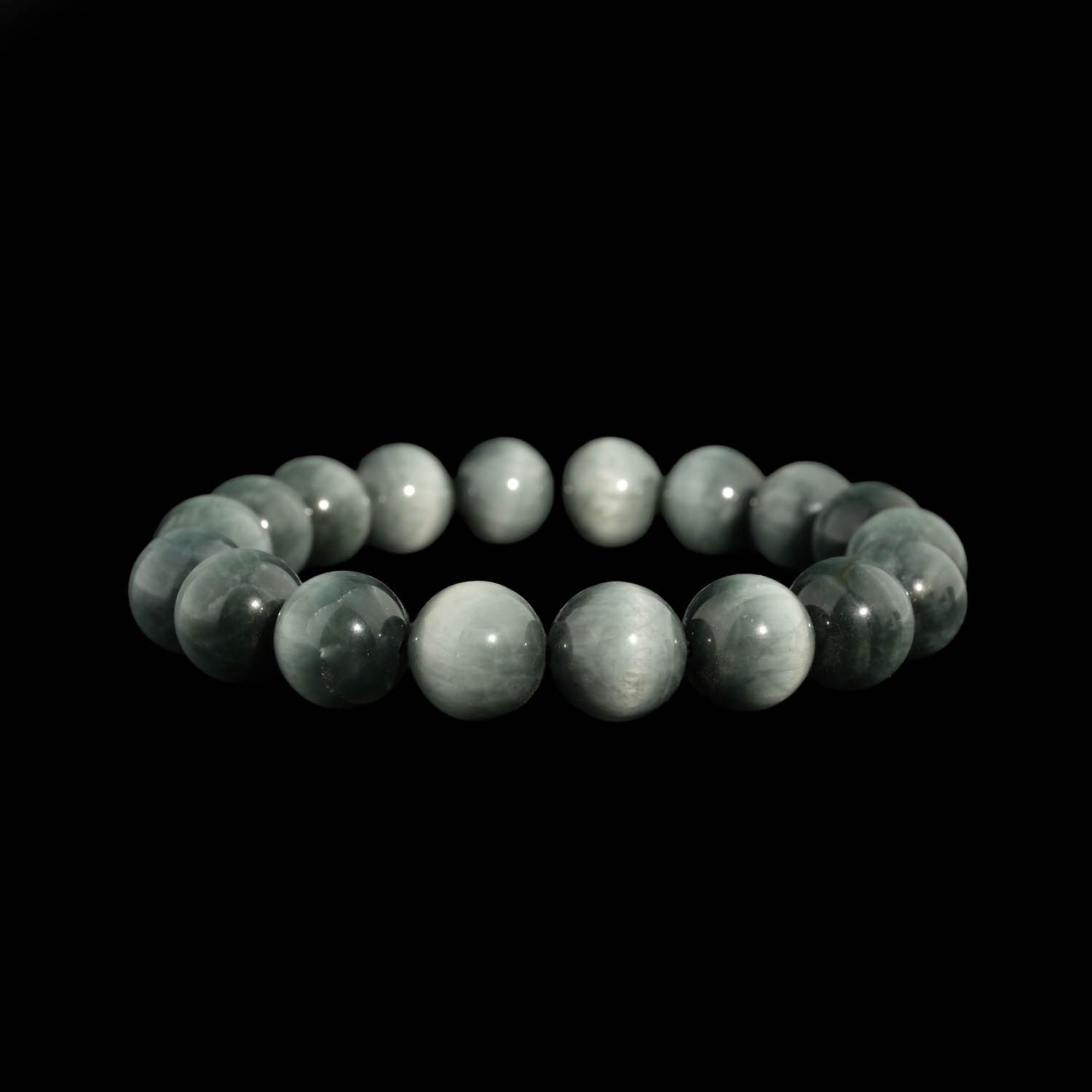 pulsera-piedra-natural-ojo-de-gato-elegante Bracelet flexible en pierre naturelle fait de perles rondes et lisses de quartz oeil de chat gris.