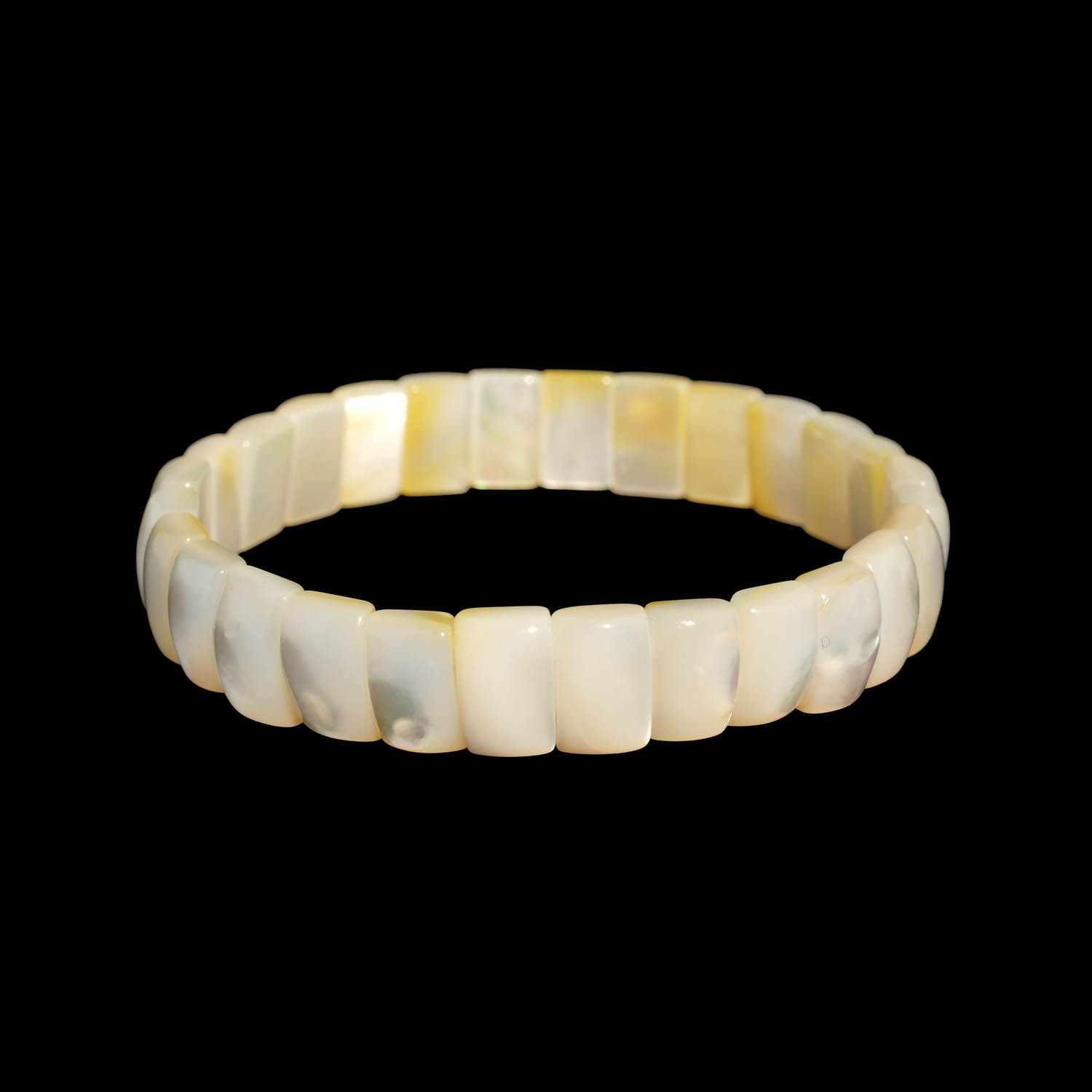 rectangular-cut-rolex-ocean-mother-of-pearl-natural-stone-bracelet Bracelet rolex de taille rectangulaire en nacre d'océan originale avec des reflets irisés dans des tons blanc perle et crème.