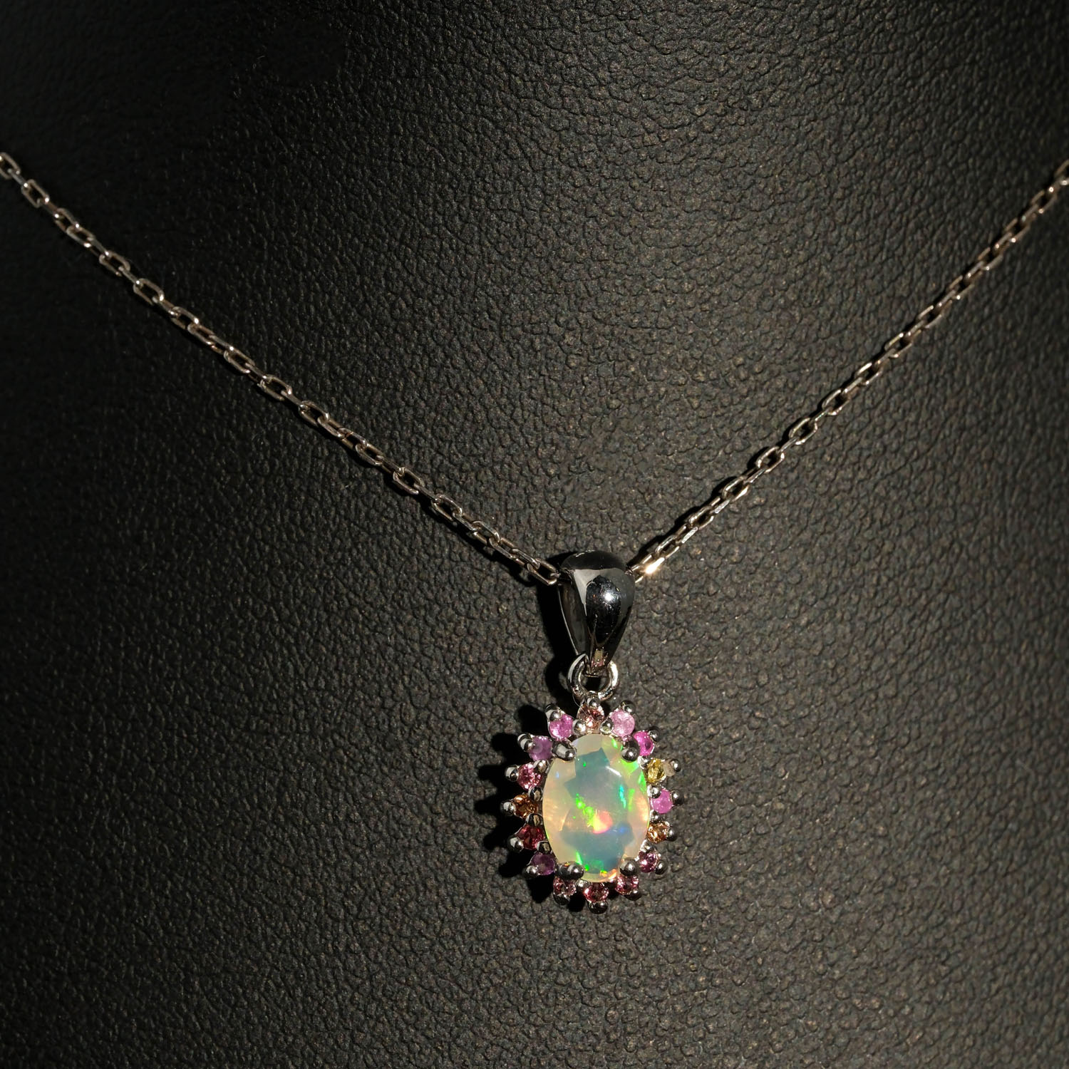 set-pietra-naturale-opale-e-zaffiro-colorato-argento-925-lusso (2) Luxus-Schmuckset aus 925er Sterlingsilber bestehend aus Ring, Ohrringen und Kette, besetzt mit ovalen Cabochon-Opalen und bunten Saphiren.