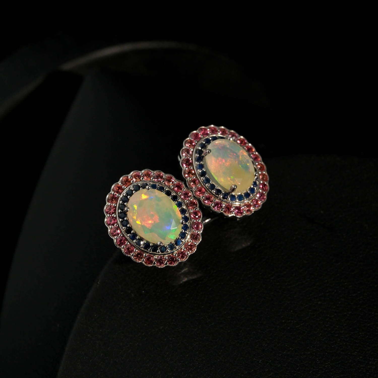 set-pietra-naturale-opale-zaffiro-e-granato-argento-925-lusso (2) Set di gioielli di lusso in argento sterling 925 che include anello, orecchini e ciondolo adornati con opali cabochon, zaffiri blu e granati rosa.