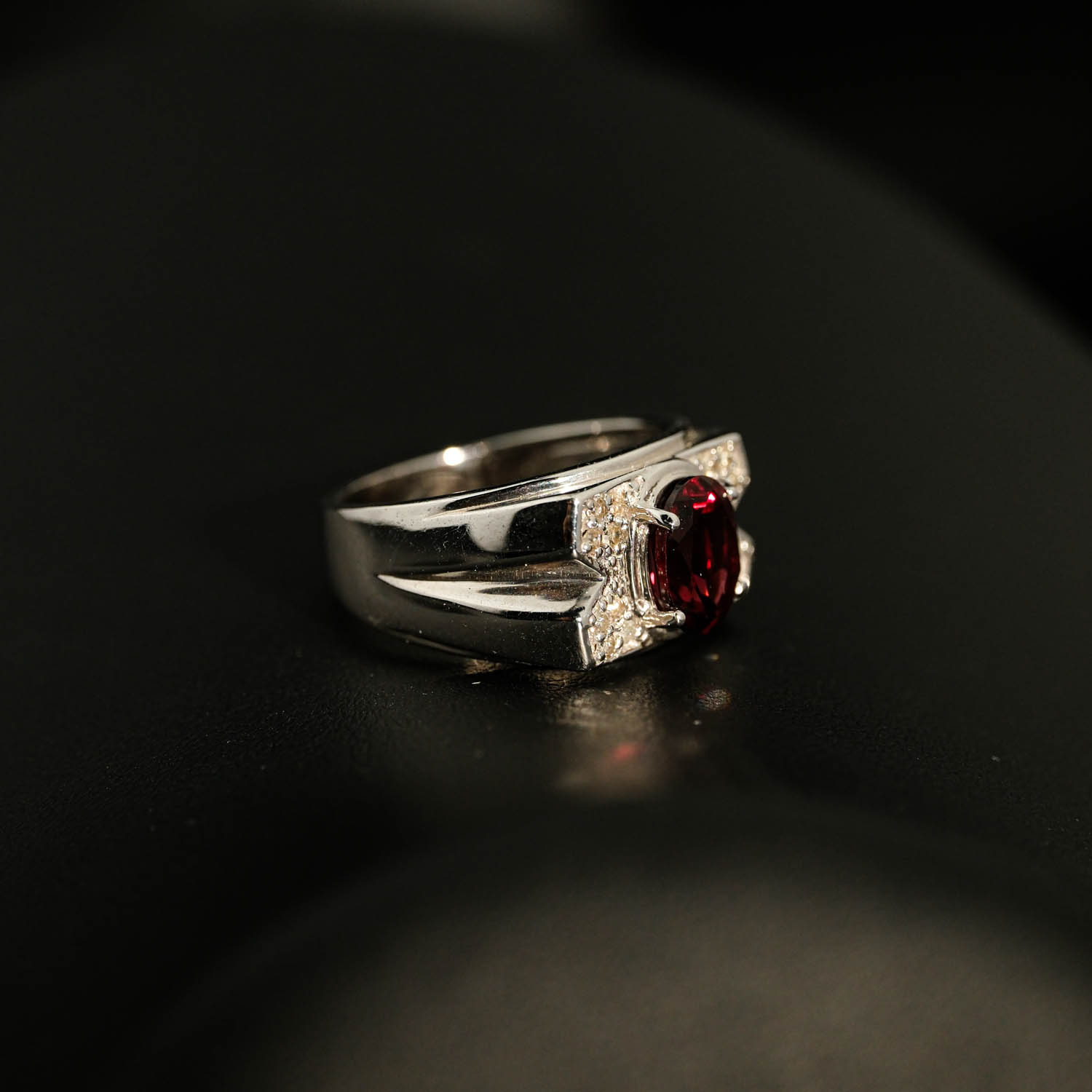 silberring-rubellit-turmalin-diamant Anello di design in argento 925 con tormalina rubellite ovale originale e diamanti.