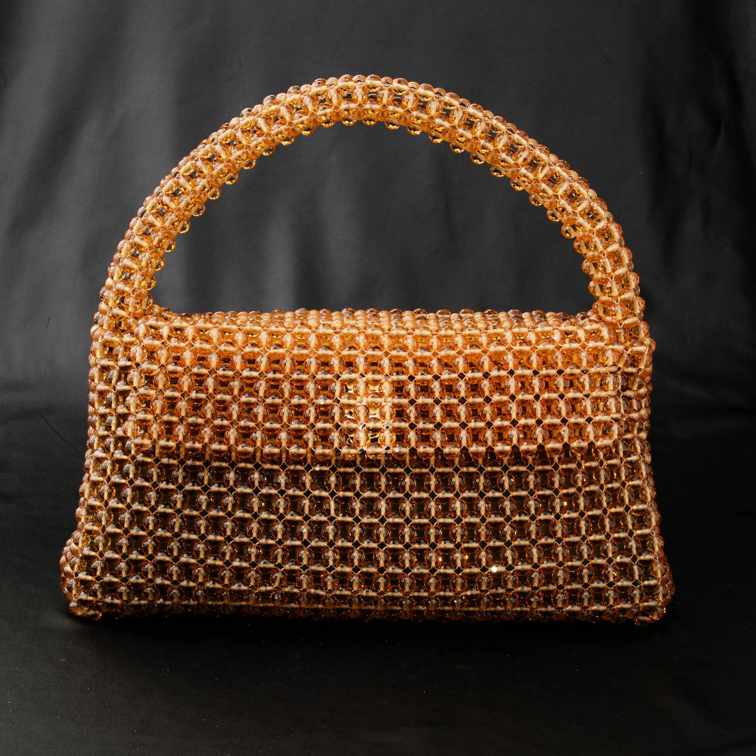حقيبة-حجر-طبيعي-زولتانيت-صنع-يدوي Luxuriöse Natursteintasche, handgefertigt aus ca. 2300 facettierten 7-mm-Zultanitsteinen, die je nach Lichteinfall ihre Farbe ändern.