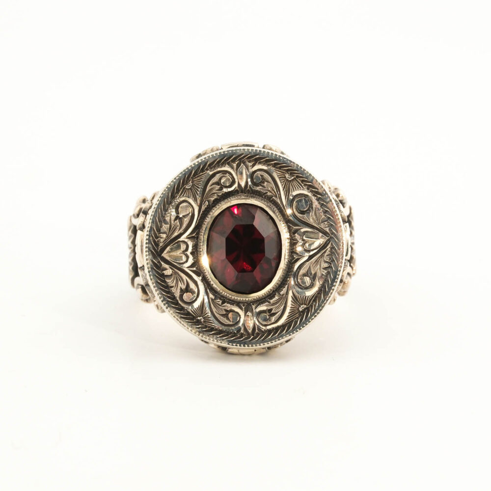 Anello da uomo in argento 925 con una pietra naturale di granato originale rotonda e motivi dettagliati fatti a mano.