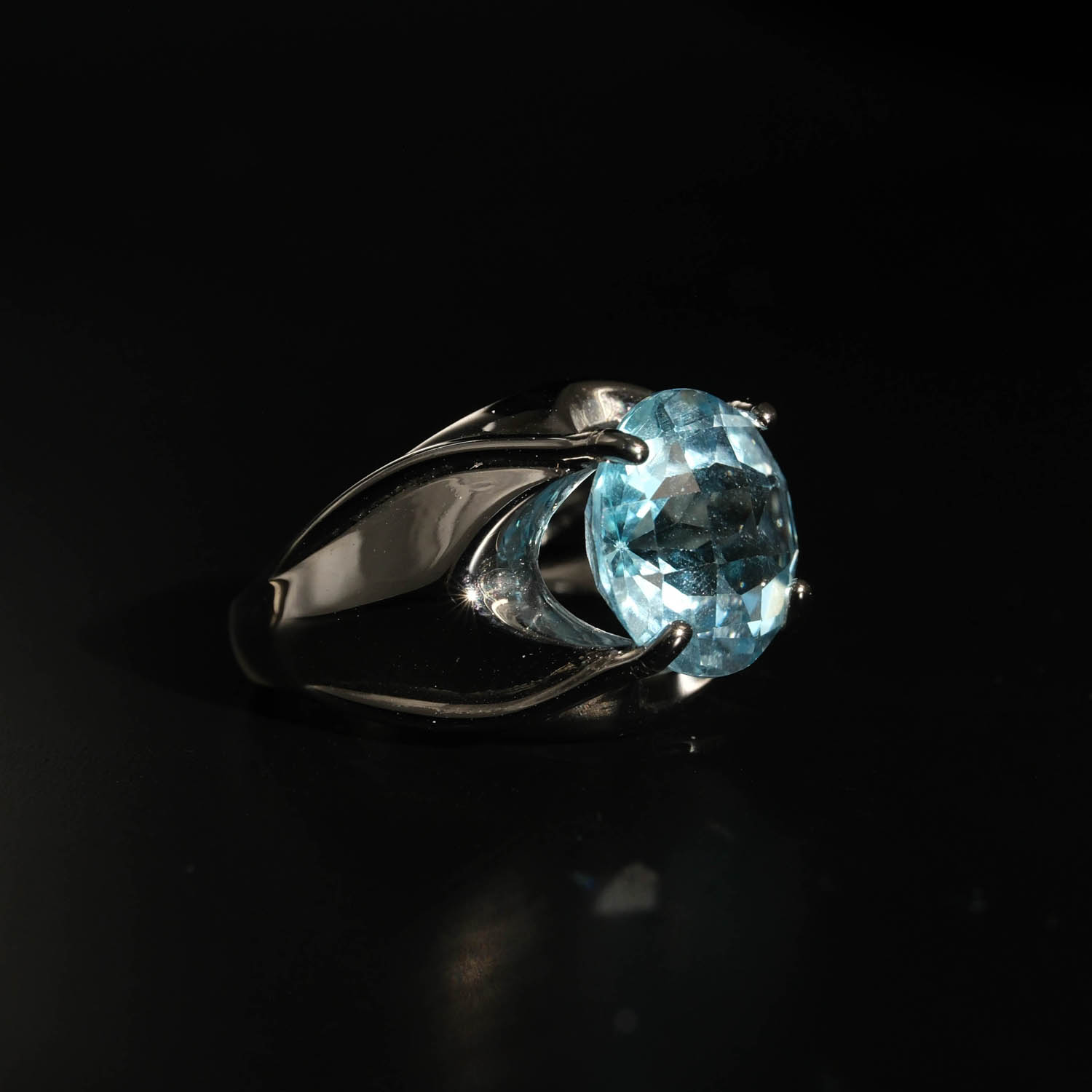 anello-donna-pietra-topazio-blu-naturale-4-5ct-argento-925-lusso Anello di design di lusso da donna in argento sterling 925, ornato con un topazio blu naturale da 4.5ct a taglio sfaccettato.