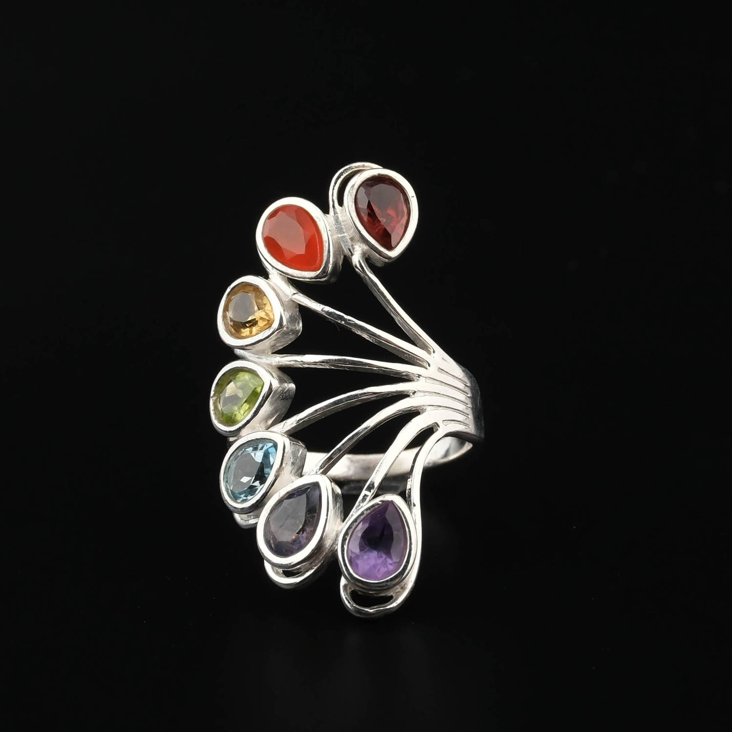 anello-multi-gemma-pietre-naturali-sette-chakra-argento-925-lusso Anello di design di lusso in argento sterling 925, ornato con sette gemme naturali colorate a taglio sfaccettato.
