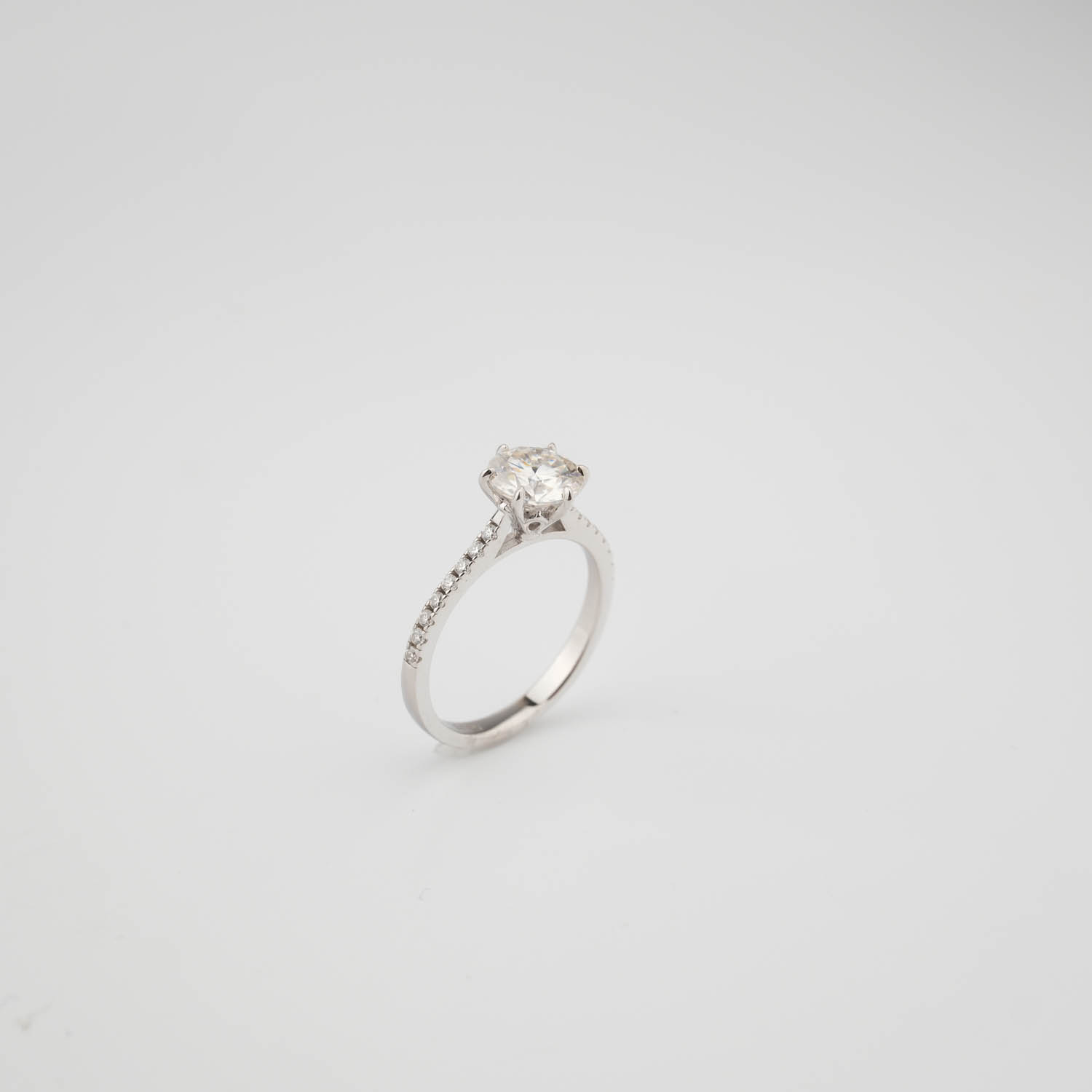 anello-solitario-quattro-griffe-1-5-carati-moissanite-certificata-argento-925 Kolları sıralı taşlı dört tırnaklı montürde 1,5 karat d renk vvs1 berraklıkta orijinal mozanit taşlı ve GRA sertifikalı 925 ayar gümüş tasarım lüks tektaş yüzük modeli.