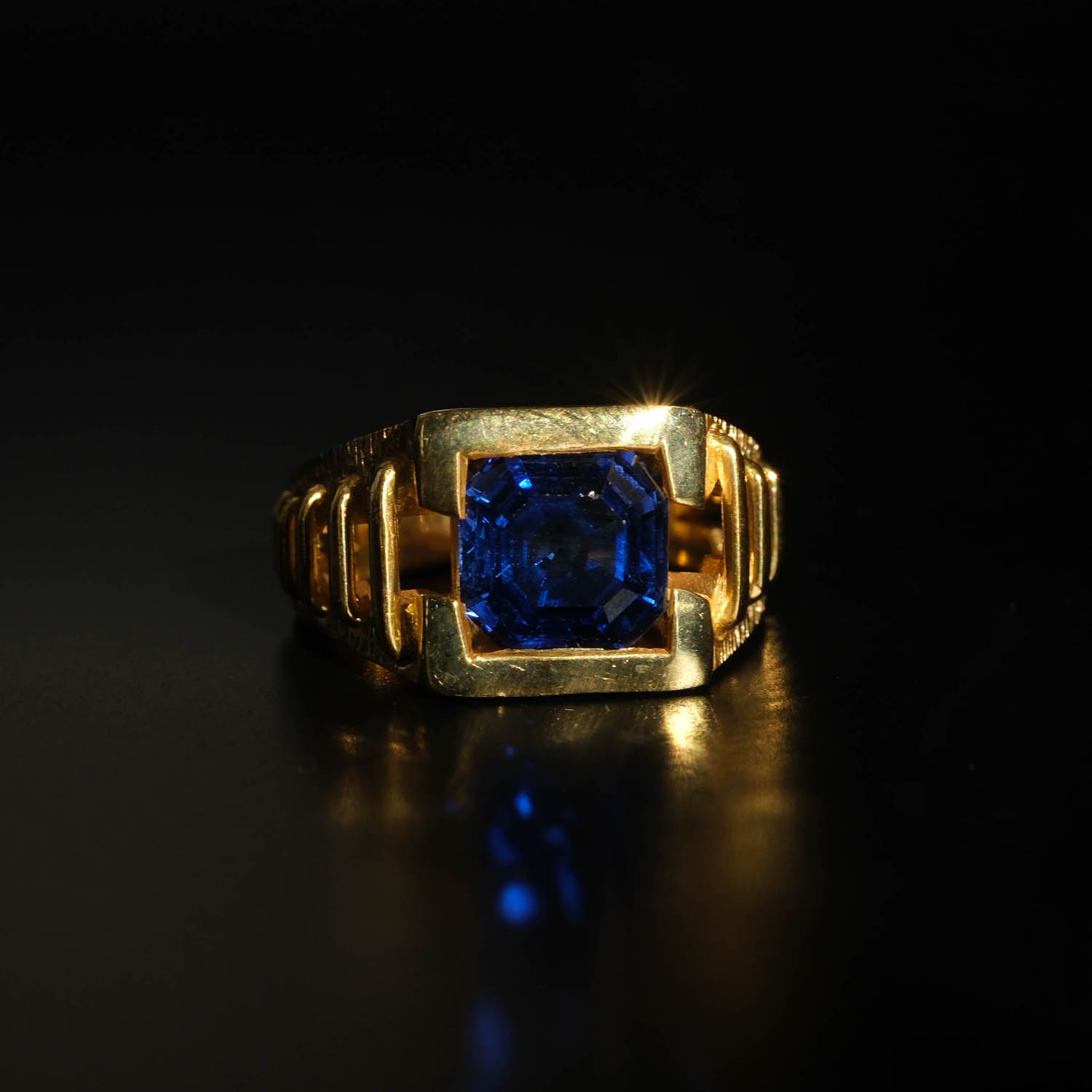 anello-uomo-pietra-zaffiro-blu-naturale-3-5ct-placcato-oro-argento-925 Anello di design di lusso da uomo in argento sterling 925 placcato oro, ornato con uno zaffiro blu naturale da 3.5ct a taglio quadrato.
