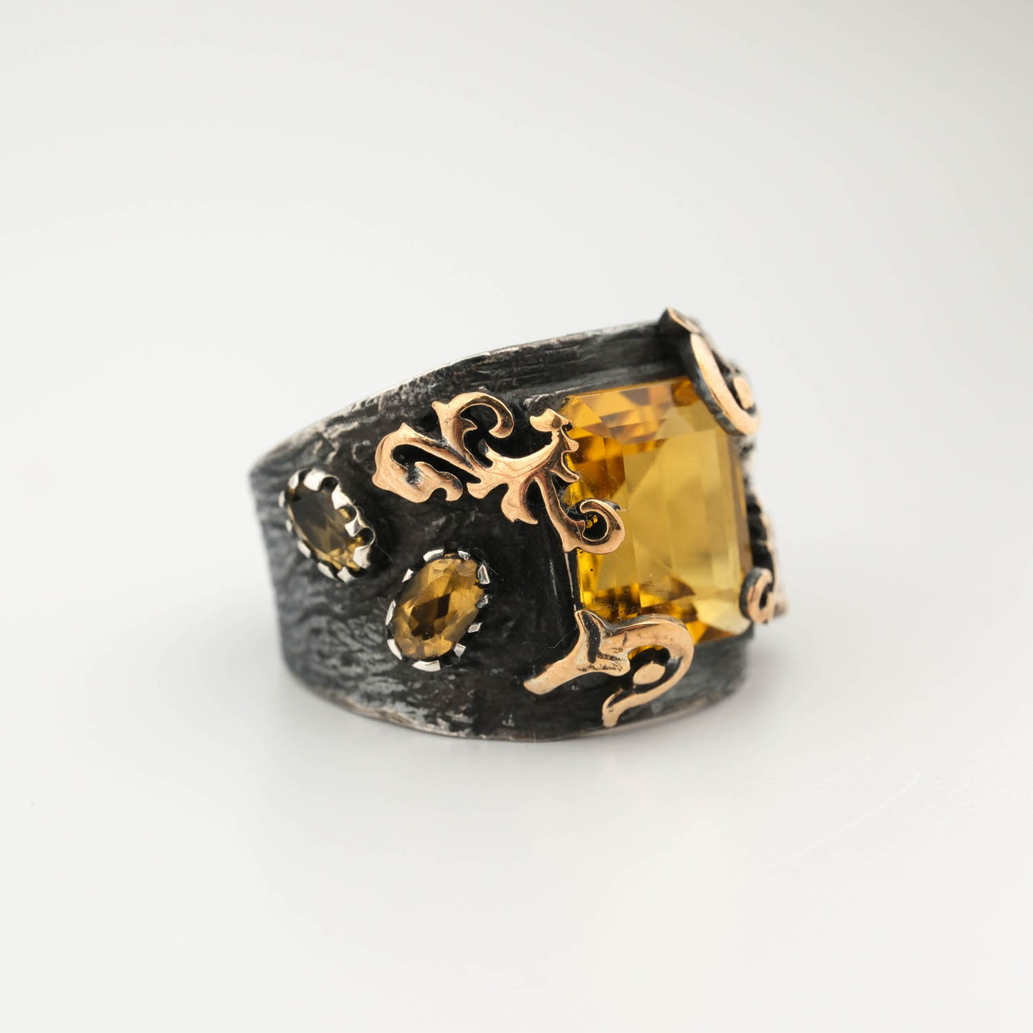 anillo-diseno-armadura-lujo-hombre-piedra-citrino-natural-plata-925-antiguo Bague de luxe pour homme en argent sterling 925 noir ornée d'un motif d'armure et d'une grande pierre de citrine naturelle originale.