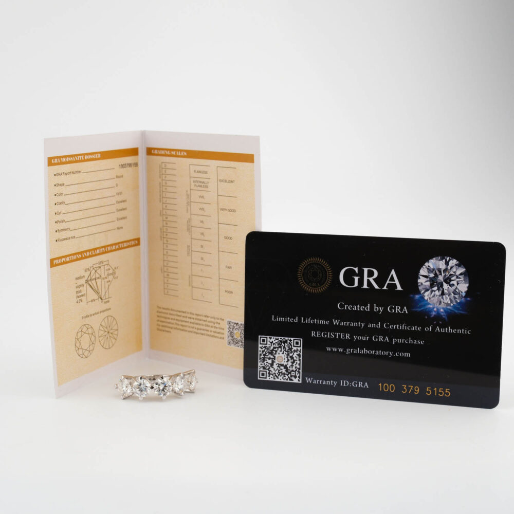 Bague de luxe en argent sterling 925 orné de cinq pierres moissanite certifiées originales de 4 carats coupe ronde avec certificat GRA.