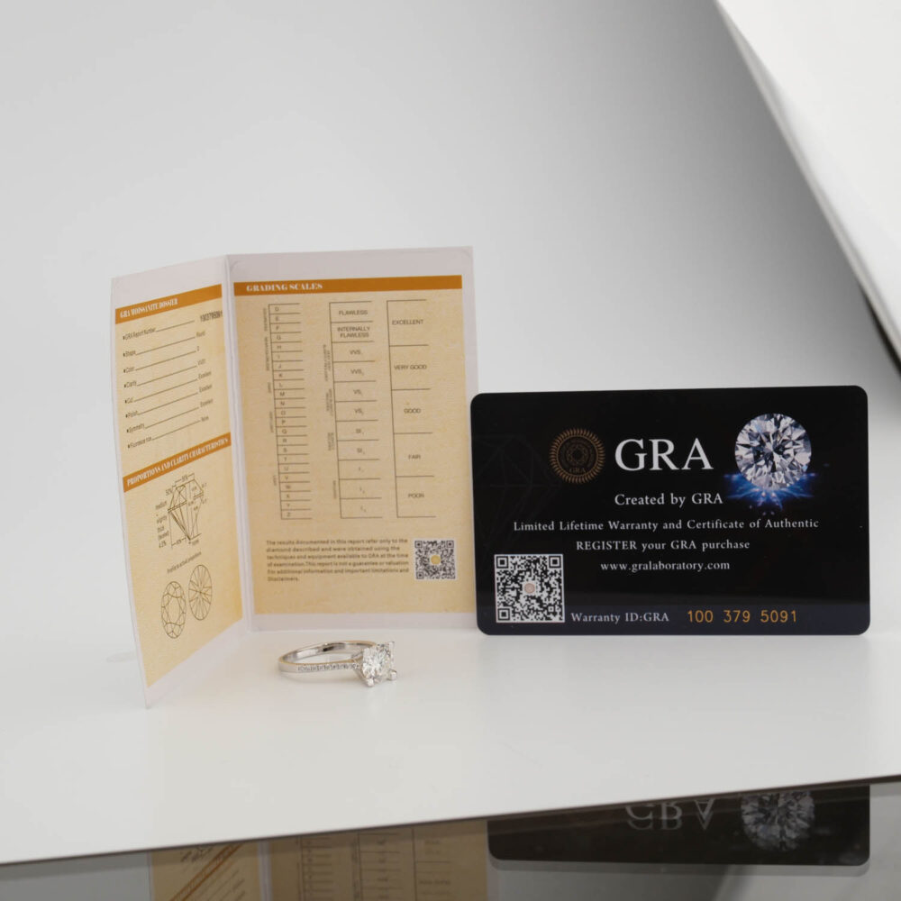 Bague de luxe en argent sterling 925 orné d'une pierre moissanite certifiée originale de coupe ronde solitaire à quatre griffes avec certificat GRA.