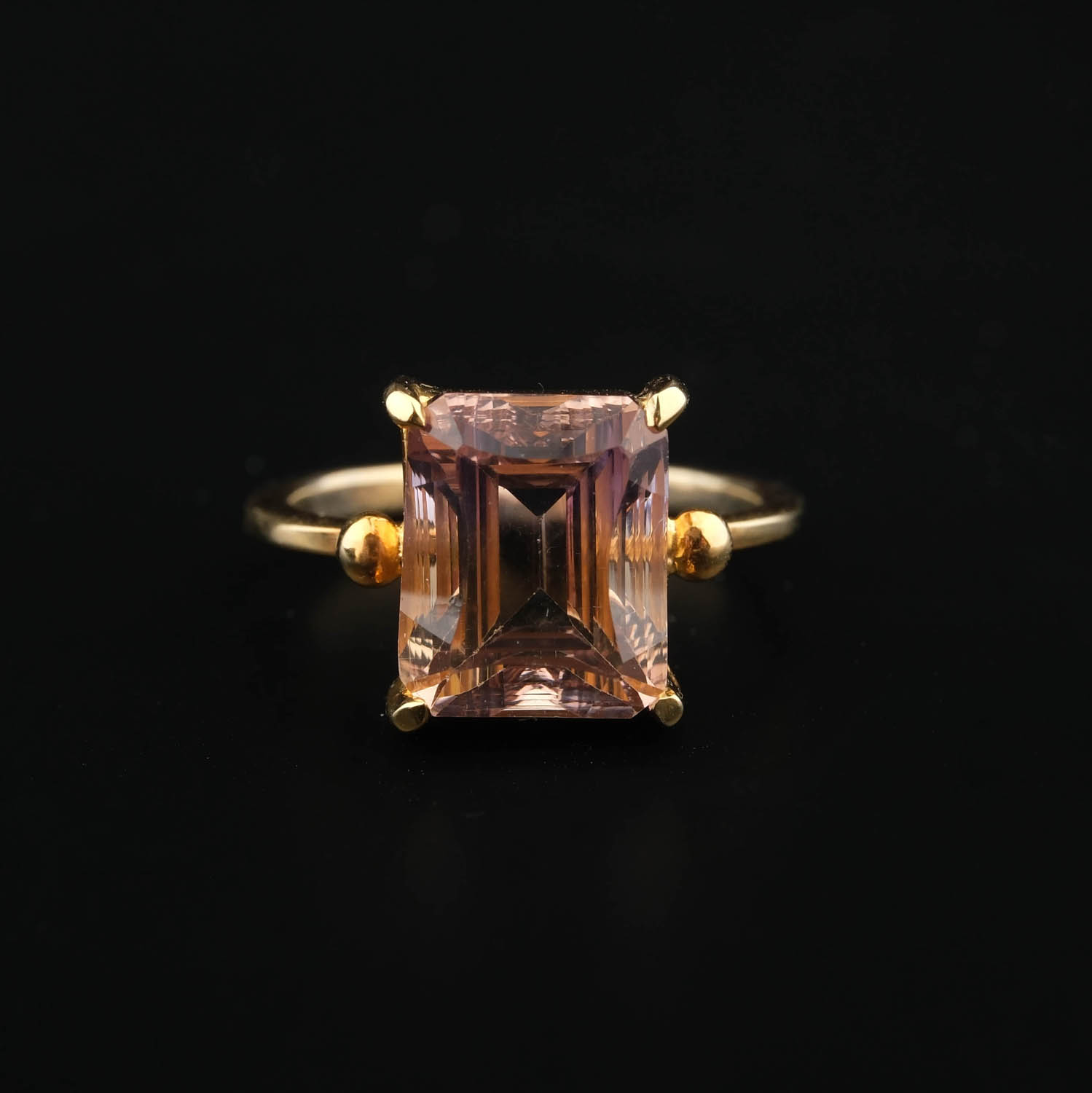 anillo-diseno-lujo-mujer-piedra-ametrina-natural-chapado-oro-plata-925 Anillo de diseño de lujo para mujer en plata de ley 925 chapado en oro, adornado con una gema de ametrina natural de corte baguette.