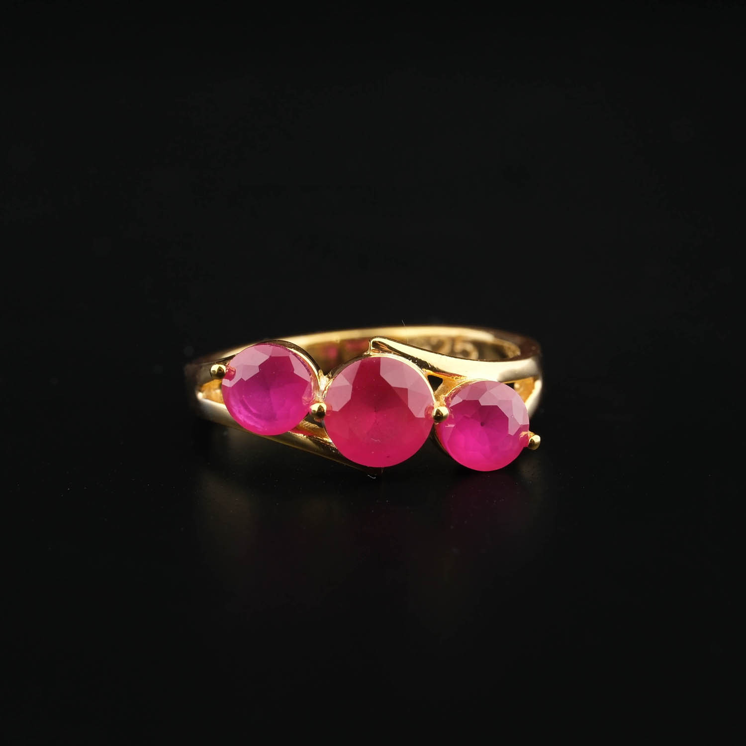 anillo-diseno-lujo-mujer-tres-piedras-rubi-natural-oro-plata-925 Anillo de diseño de lujo para mujer en plata de ley 925 chapado en oro, adornado con tres rubíes naturales de corte faceteado.