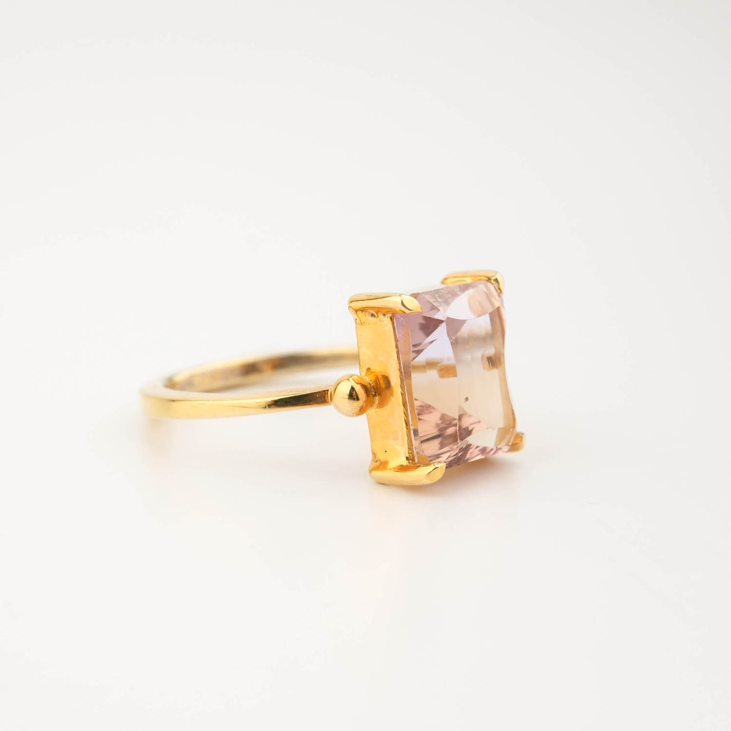 bague-luxe-femme-pierre-ametrine-naturelle-plaque-or-argent-925 خاتم نسائي فاخر من الفضة عيار 925 مطلي بالذهب مرصع بحجر الأميترين الطبيعي الأصلي بقصة الباجيت المستطيلة.