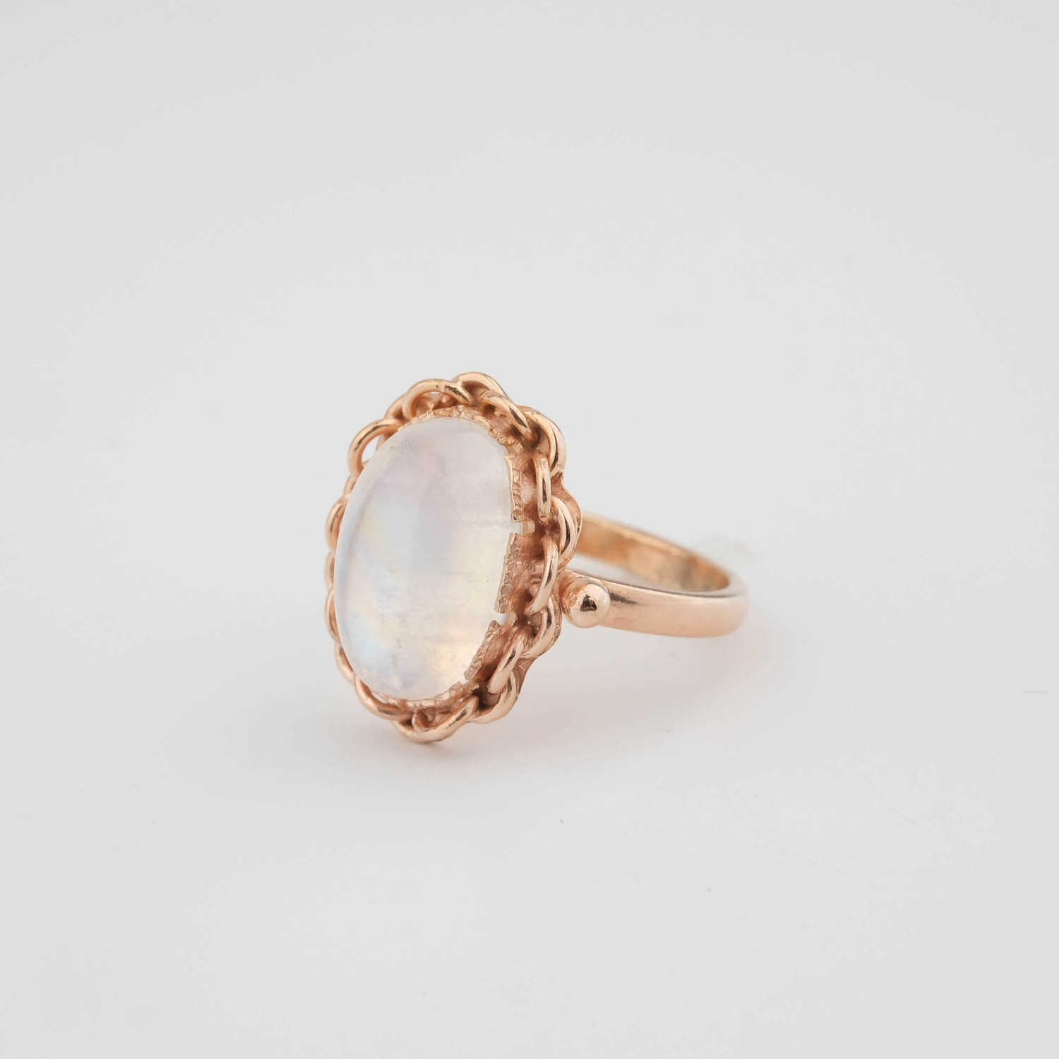 bague-luxe-femme-pierre-de-lune-naturelle-rose-or-argent-925 Anillo de diseño de lujo para mujer en plata de ley 925 chapado en oro rosa, adornado con una gema de piedra de luna natural.