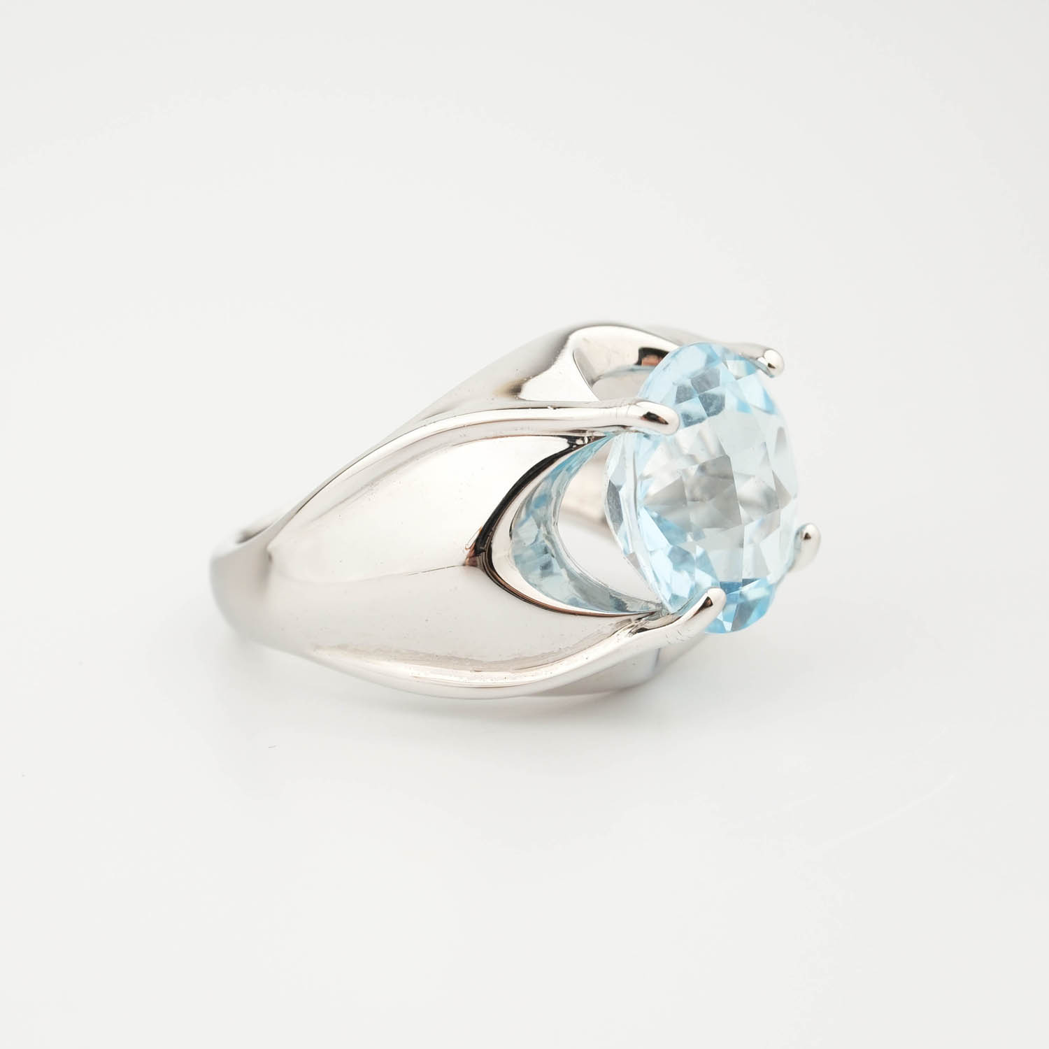 bague-luxe-femme-topaze-bleue-naturelle-argent-925 خاتم nesائي فاخر من الفضة عيار 925 بتصميم هندسي مرتفع مرصع بحجر التوباز الأزرق الطبيعي بقصة الفاسيت 4.5 قيراط.