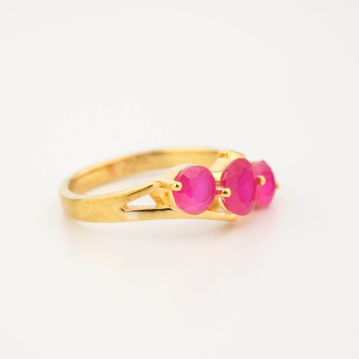 bague-luxe-femme-trois-pierres-rubis-naturel-or-argent-925 خاتم نسائي فاخر من الفضة عيار 925 مطلي بالذهب بتصميم ثلاثي كلاسيكي مرصع بأحجار الياقوت الأحمر الطبيعي.