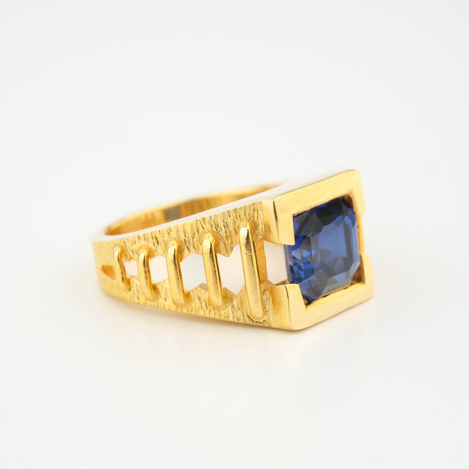 bague-luxe-homme-pierre-saphir-bleu-naturel-or-argent-925 خاتم رجالي فاخر من الفضة عيار 925 مطلي بالذهب مرصع بحجر السافير الزفير الأزرق الطبيعي قصة مربعة 3.5 قيراط.