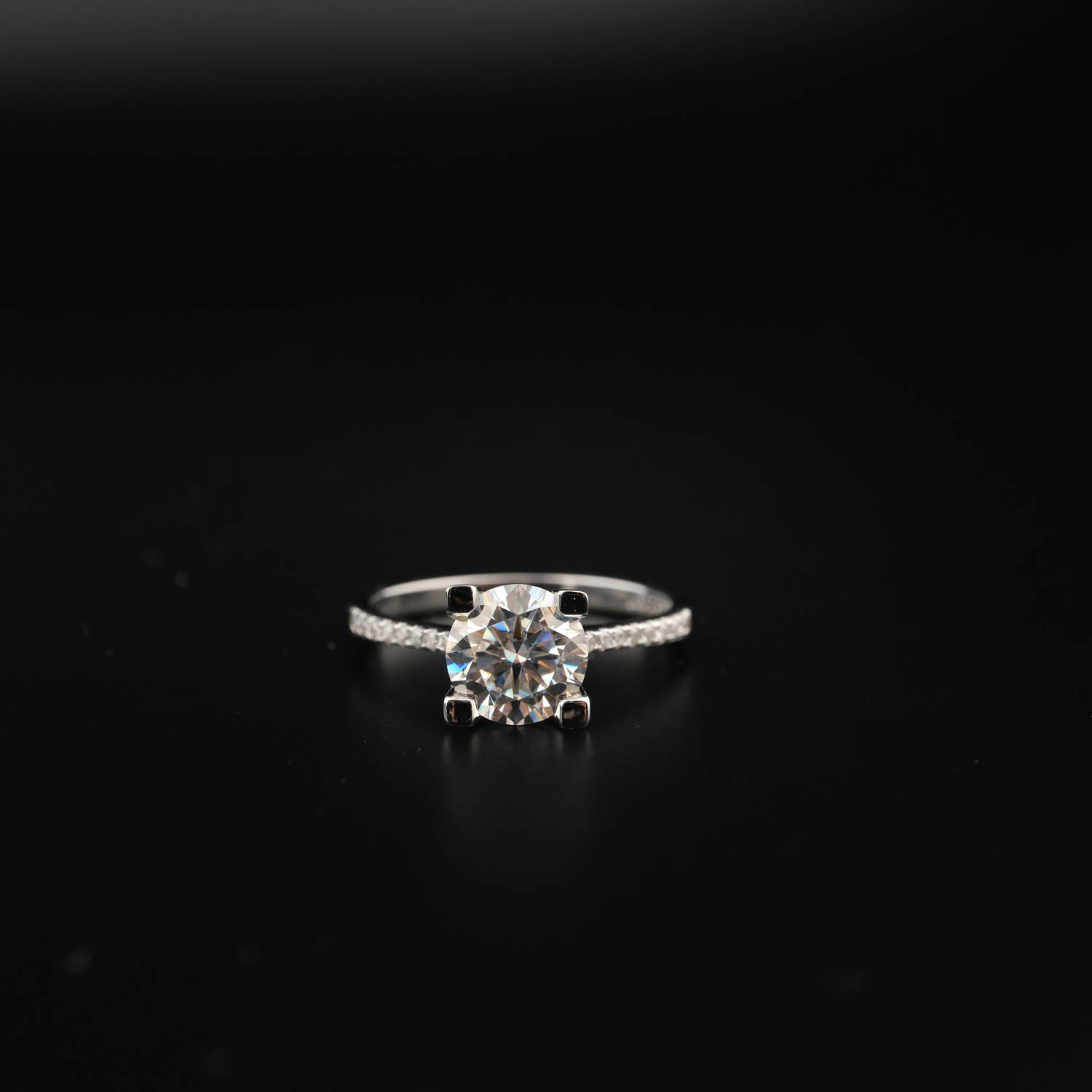 bague-luxe-moissanite-certifiee-solitaire-griffe-argent-925 خاتم نسائي فاخر من الفضة عيار 925 بتصميم سوليتير ذو أربع مخالب مرصع بحجر المويسانيتي الموثق بشهادة GRA.