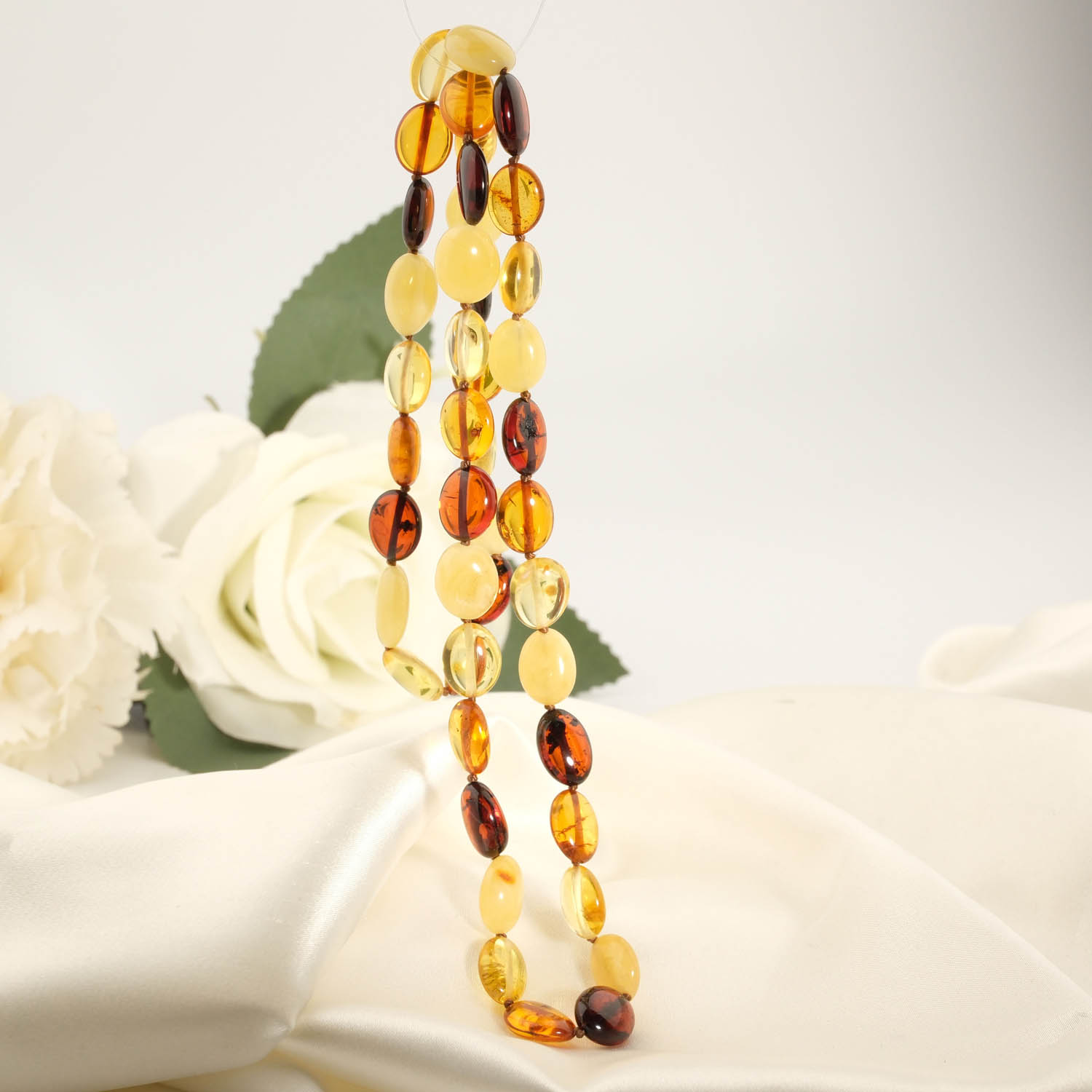 baltischer-bernstein-zertifiziert-naturstein-erwachsene-kette-13-15g 53-58 cm uzunluğunda 13-15 gram ağırlığında mix renkli tereyağı sarısı bal ve konyak tonlarında sertifikalı orijinal Baltık kehribar doğal taş yetişkin kolye modeli.