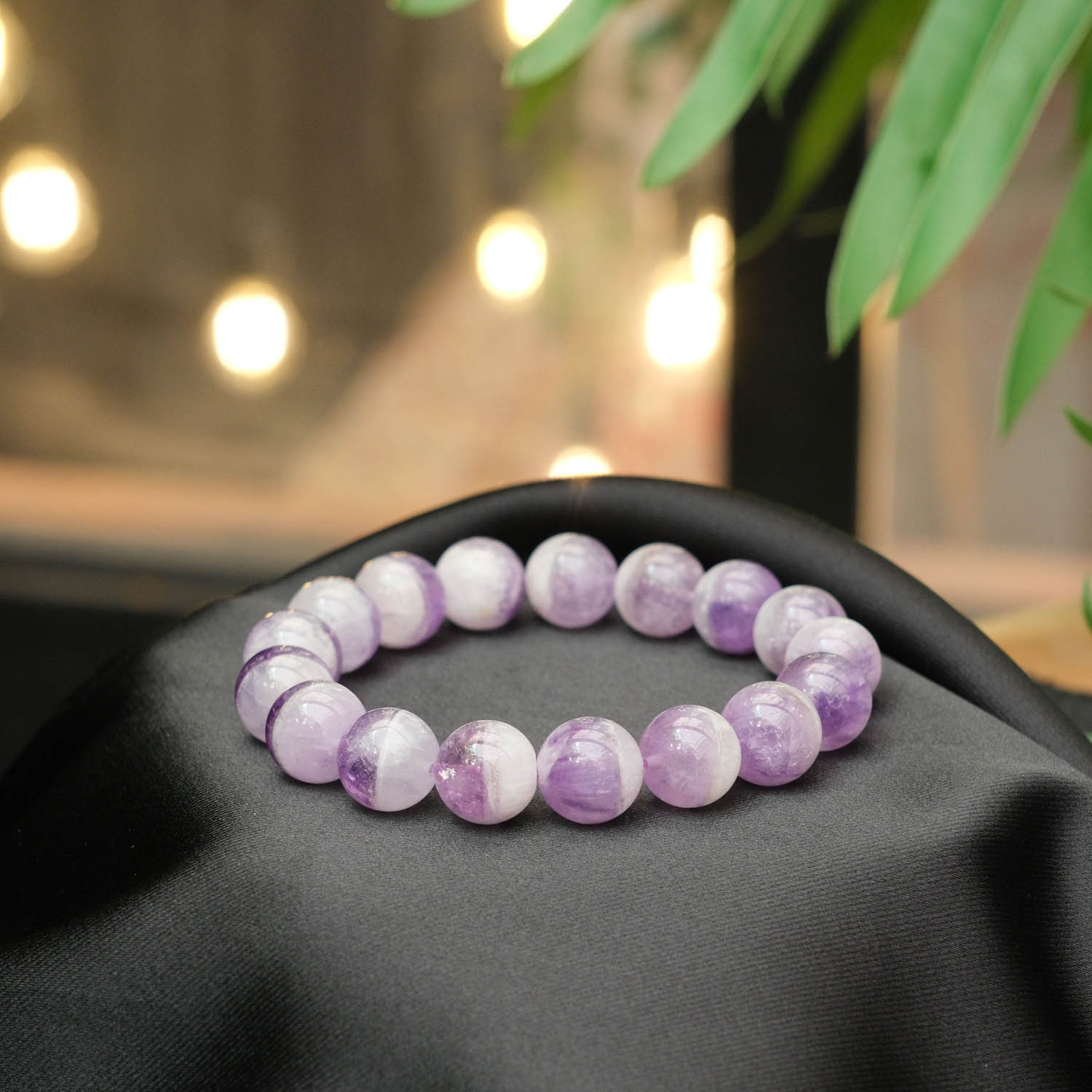 bracciale-pietra-amatista-bicolore-naturale-sfere-lusso Design-Armband aus originalen großen 12-13mm zweifarbigen Amethyst-Natursteinen im glatten Rundperlen-Schliff.