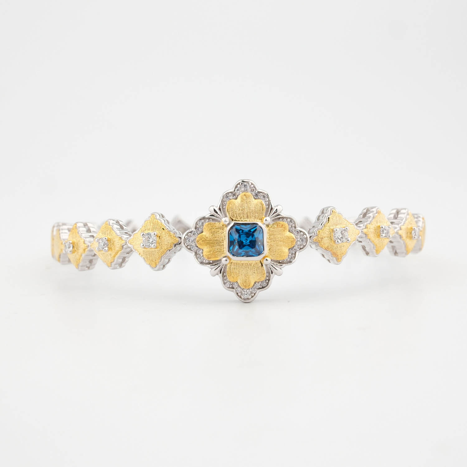 brazalete-diseno-barroco-lujo-plata-de-ley-925-azul Bracelet manchette de luxe en argent sterling 925 orné d'une pierre bleue et de motifs baroques plaqués or.