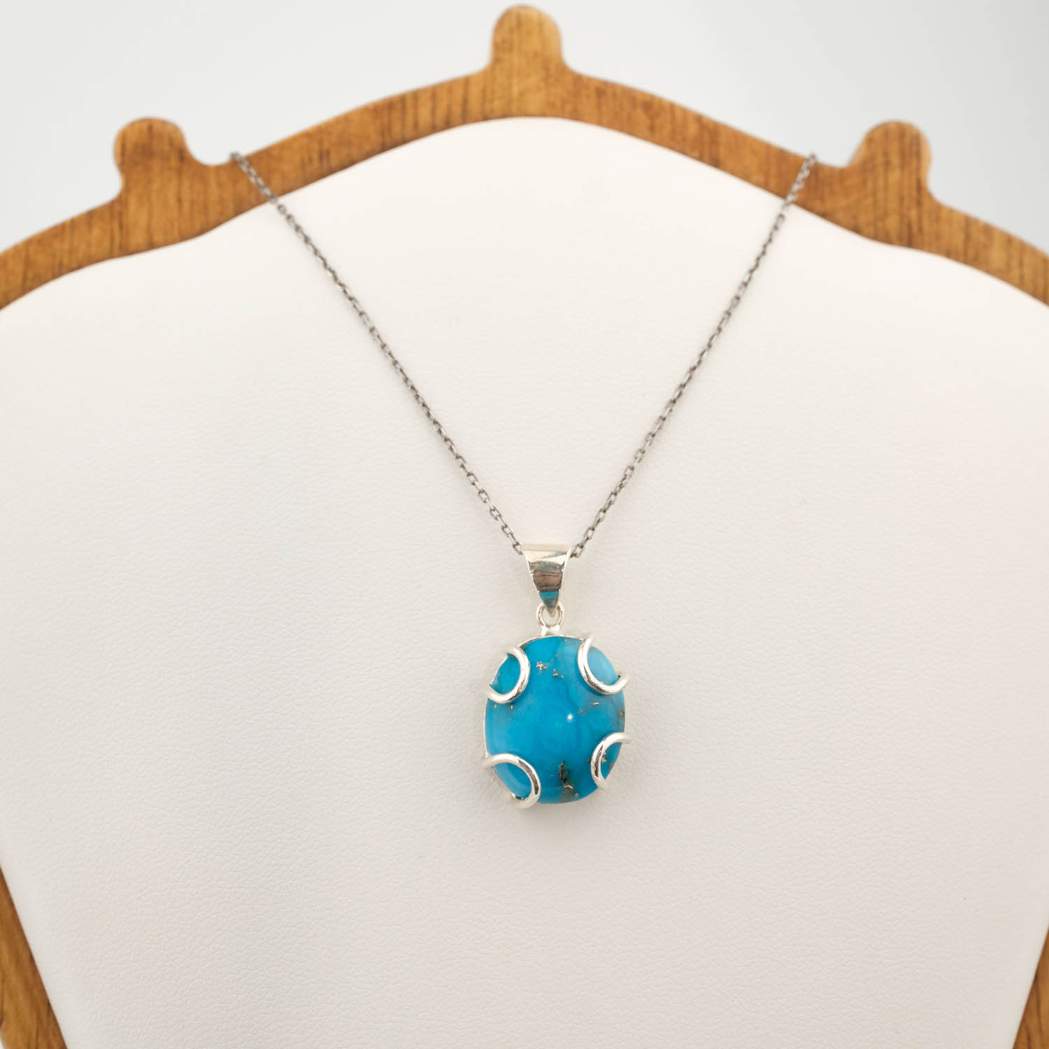 ciondolo-pietra-turchese-naturale-firuze-argento-925 A luxury natural stone necklace featuring an original oval cabochon turquoise gemstone set in a 925 sterling silver artisan pendant.