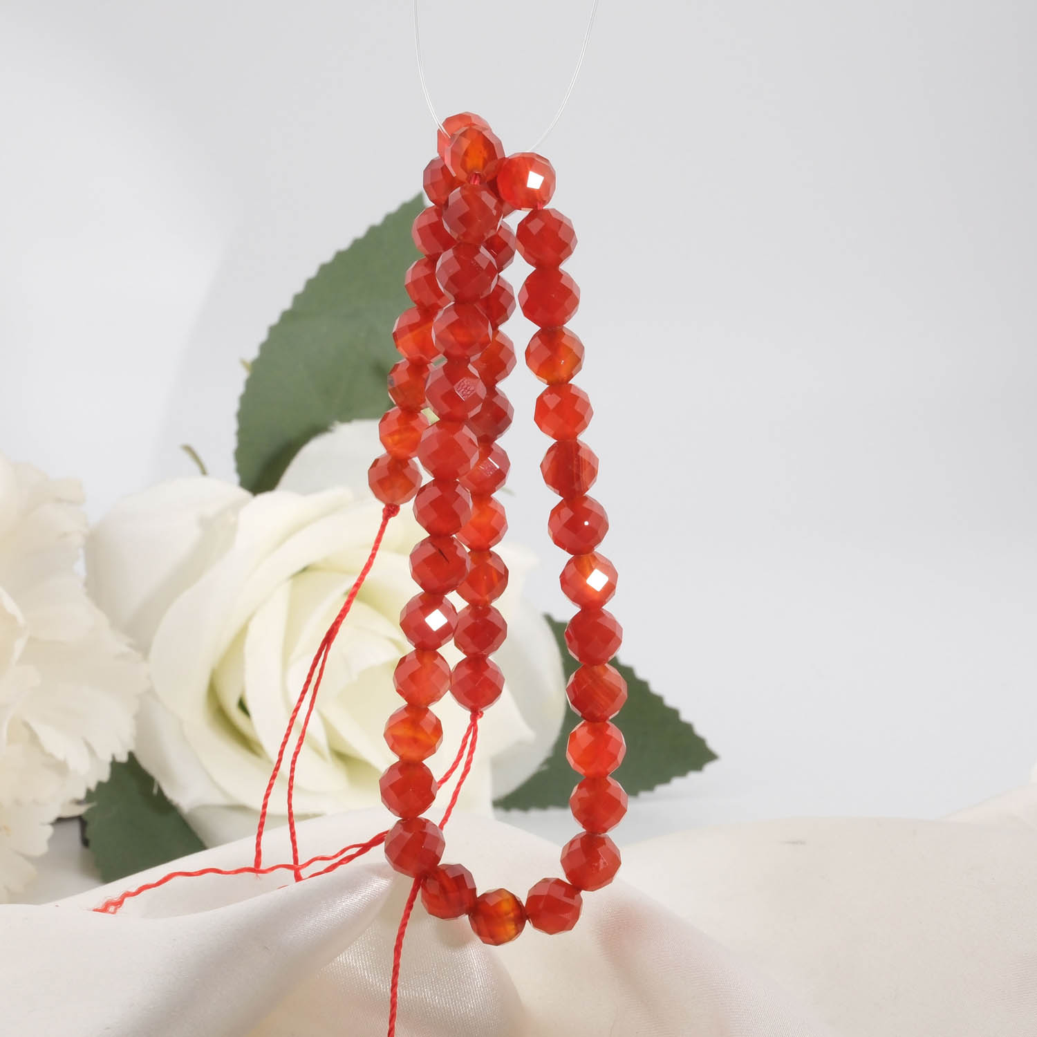 filo-di-perle-agata-rossa-sfacettata-naturale-originale-8mm 8mm tane çapında faset kesim canlı kırmızı tonlarında 5A+ kalite orijinal kırmızı akik doğal taş dizi modeli.