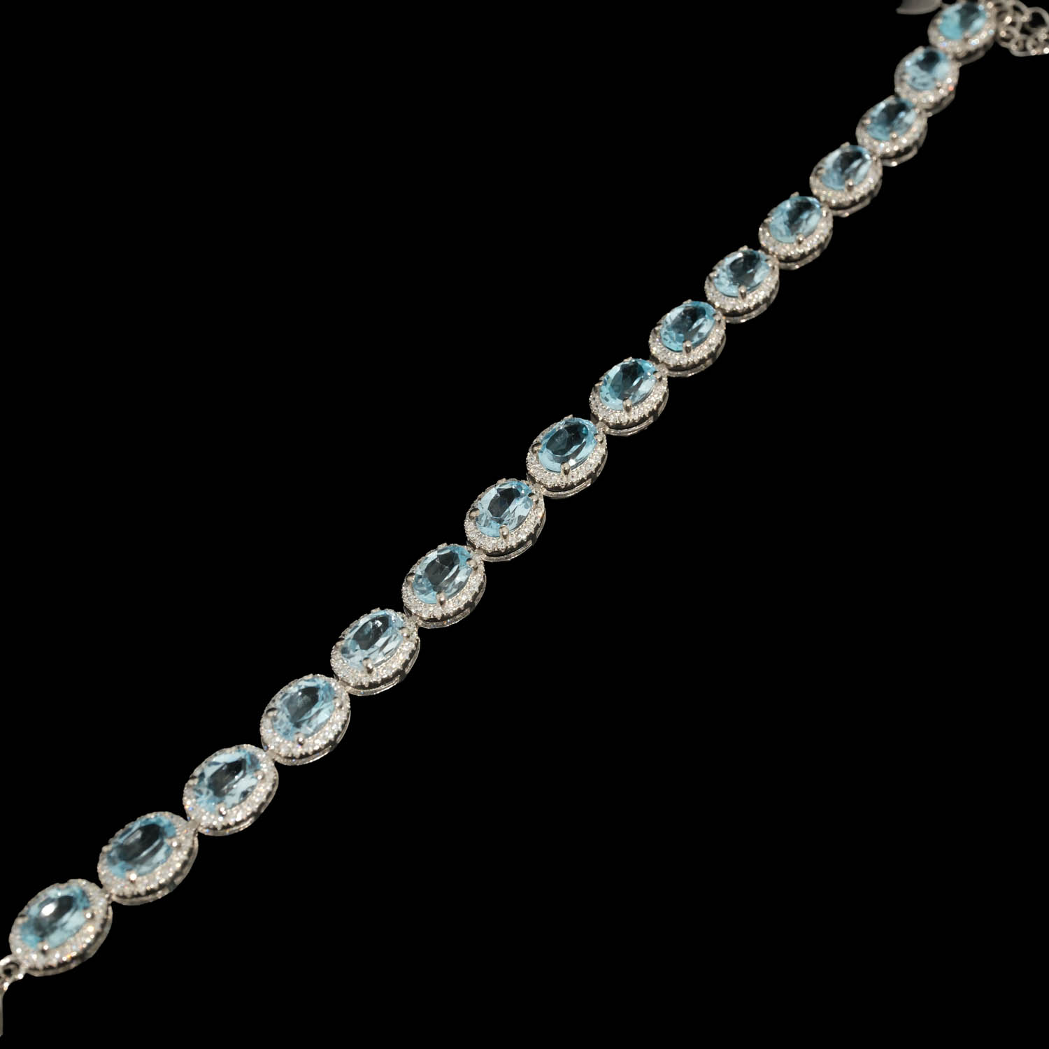 gourmette-luxe-pierres-topaze-bleue-naturelle-facette-argent-925 Gourmette de luxe en argent sterling 925 orné de pierres de topaze bleue naturelle originale de coupe ovale facettée.
