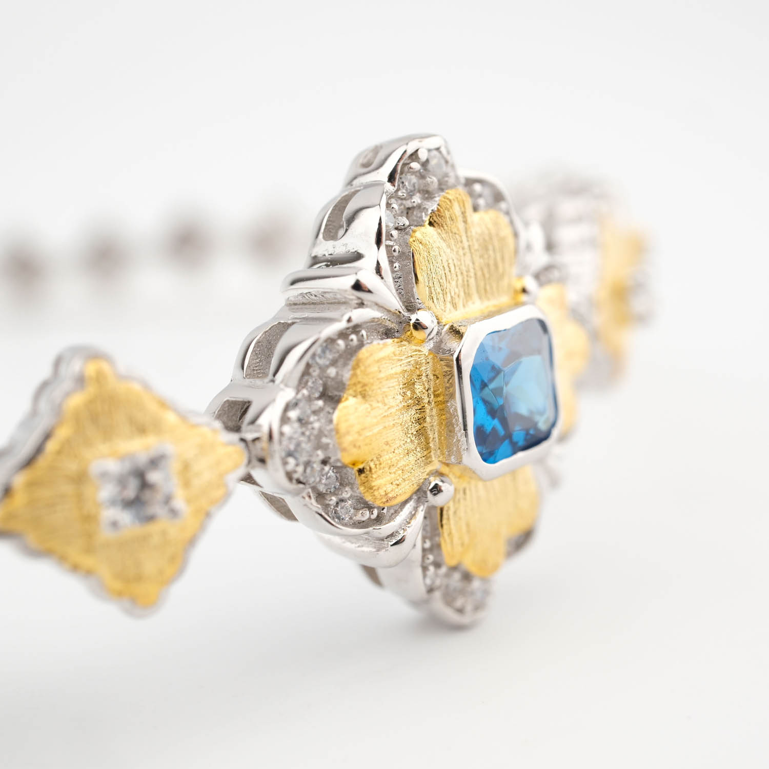 luxus-barock-design-armreif-925-sterlingsilber-blau سوار مصمم فاخر مفتوح من الفضة الإسترليني عيار 925 بتصميم باروكي مطلي بالذهب ومرصع بحجر أزرق.
