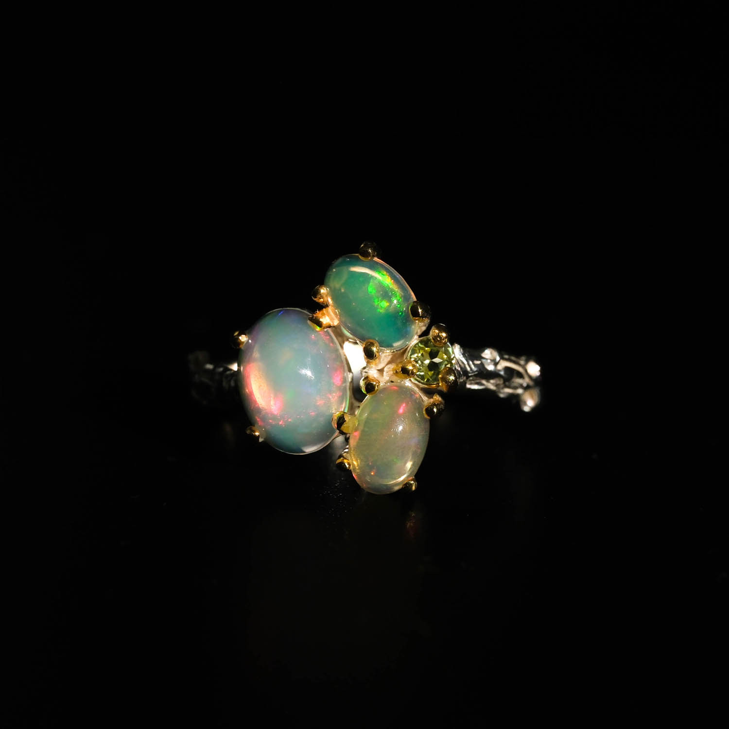 luxus-drei-stein-opal-und-peridot-naturstein-925-silber-design-ring خاتم نسائي فاخر من الفضة عiar 925 بتصميم غصn شجر مرصع بثلاثة أحجار من الأوبال الطبيعي المشع والزبرجد.