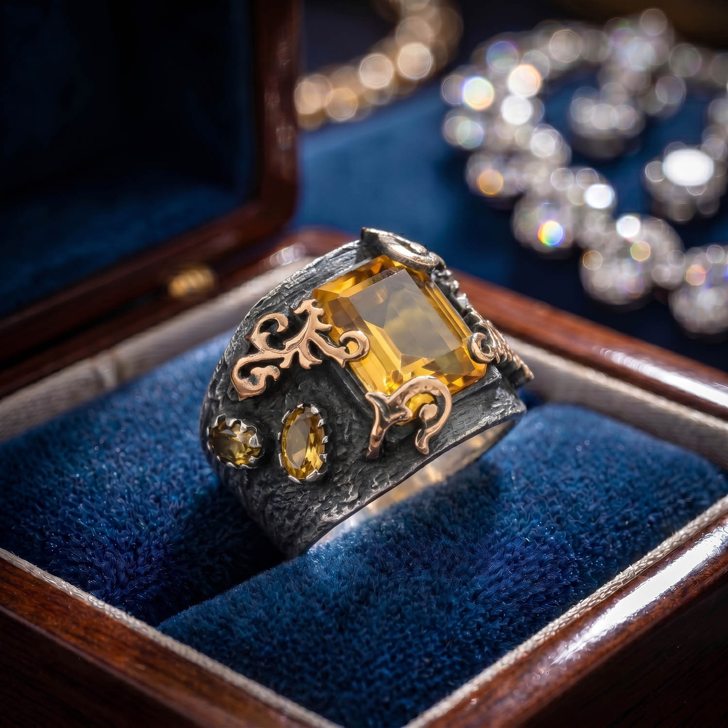 luxus-ritter-schild-citrin-schwarz-rodiniert-naturstein-925-silber-herren-ring Eskitme siyah rodajlı ve gold motifli kalın gümüş halkalı özel montürde baget faset kesim büyük boy orijinal sarı sitrin taşlı lüks 925 ayar gümüş erkek el işçiliği yüzük modeli.
