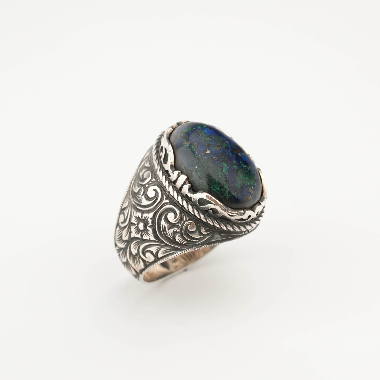 original-black-rhodium-plated-azurite-handcrafted-925-sterling-silver-men-ring Bague de luxe pour homme en argent sterling 925 noir ornée de gravures artisanales et d'une grande pierre d'azurite naturelle originale.