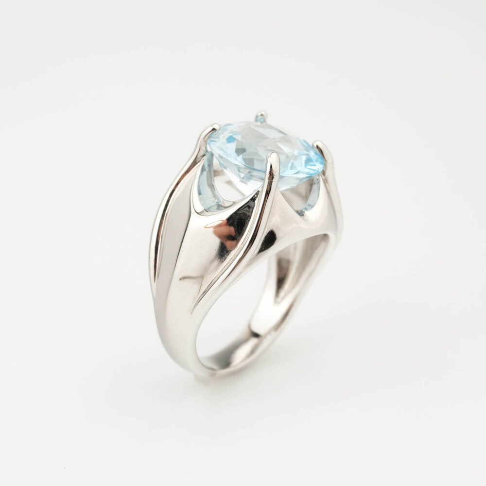 Bague de luxe pour femme en argent sterling 925 ornée d'une topaze bleue naturelle originale de 4.5 carats de coupe ovale.