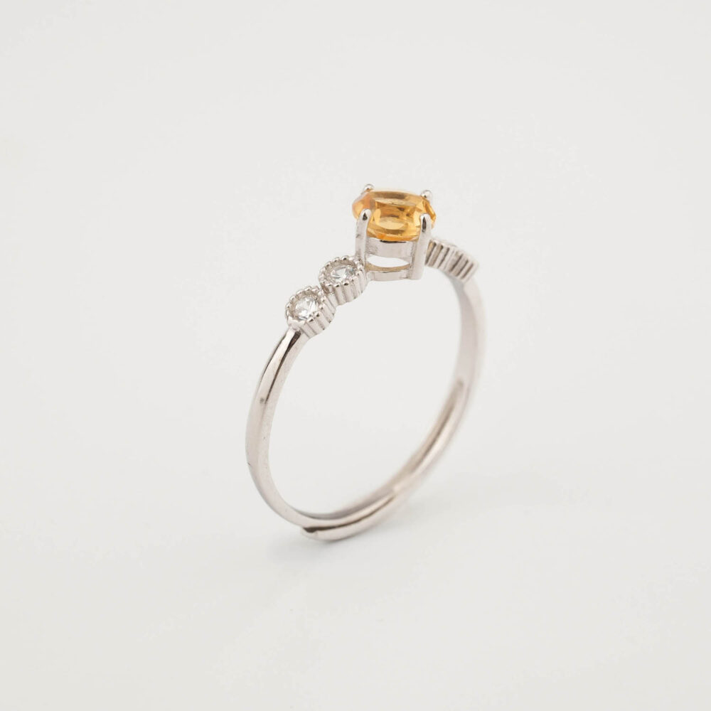 Bague de luxe pour femme en argent sterling 925 ornée d'une citrine naturelle originale de coupe ronde facettée et de pierres latérales.