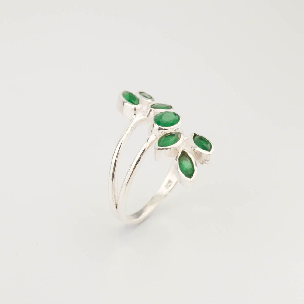 Bague de luxe pour femme en argent sterling 925 ornée d'un motif de feuille de lierre ve de pierres d'émeraude naturelle originale de coupe facettée.